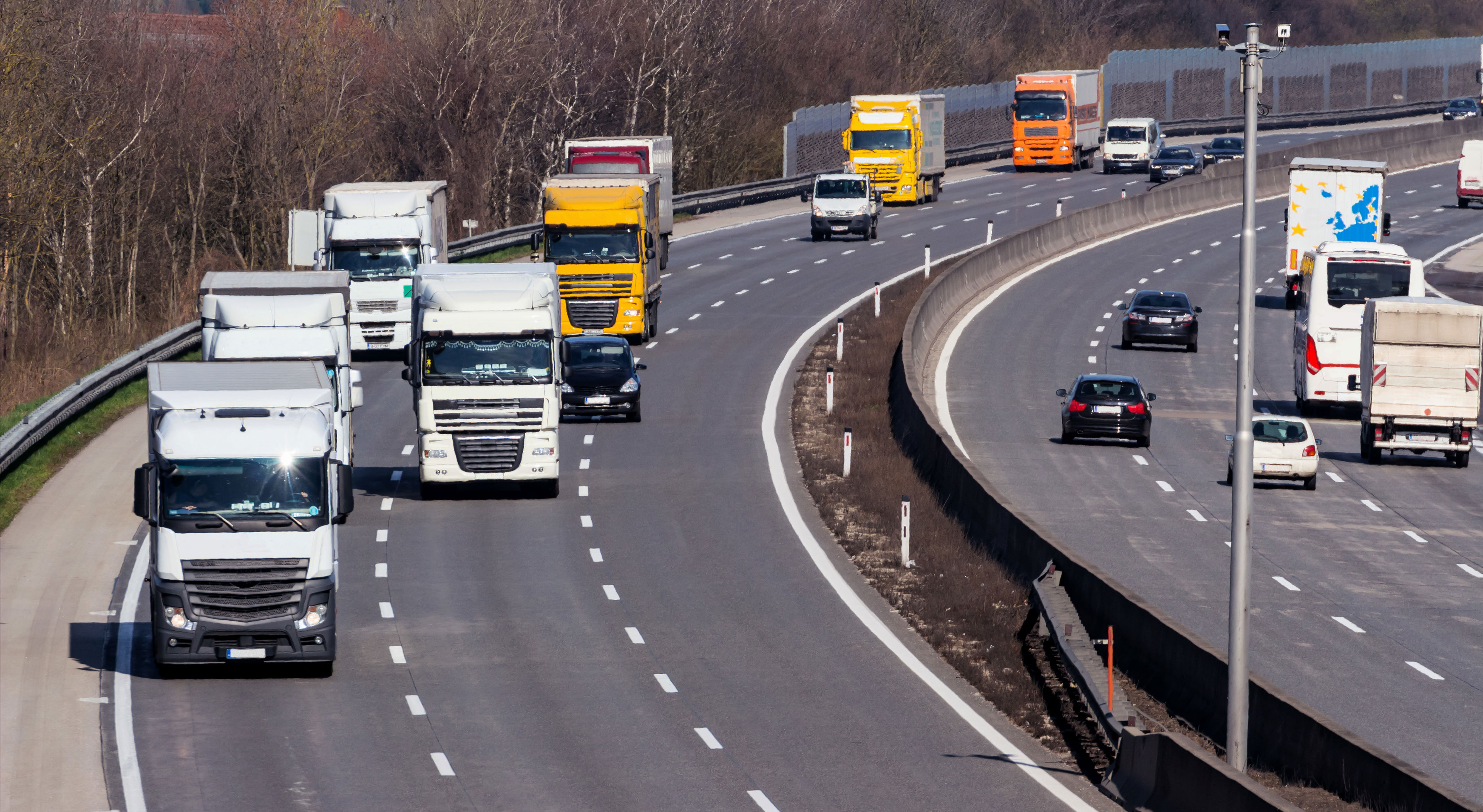 Lastbiler på motorvej