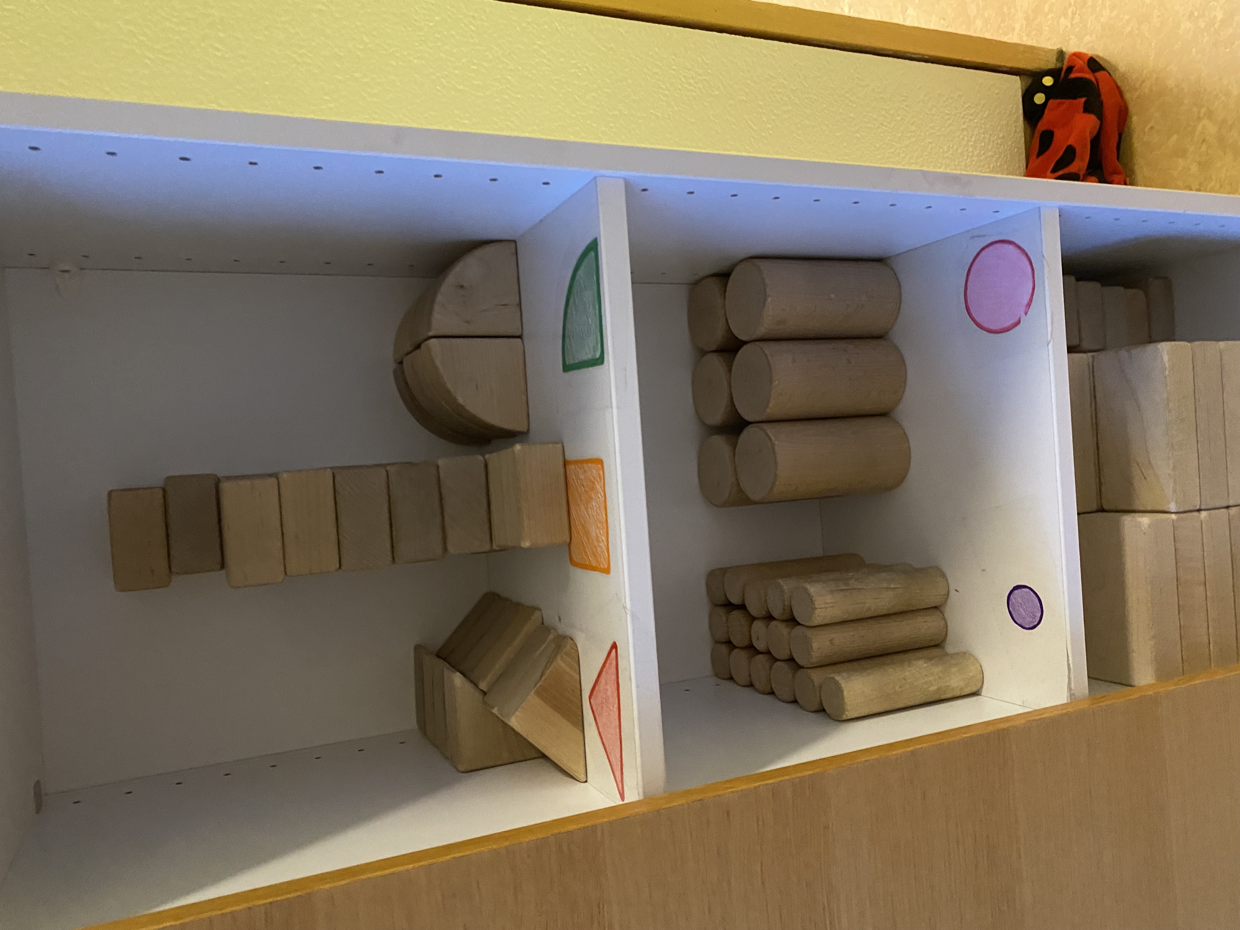 Klodser stablet i en reol