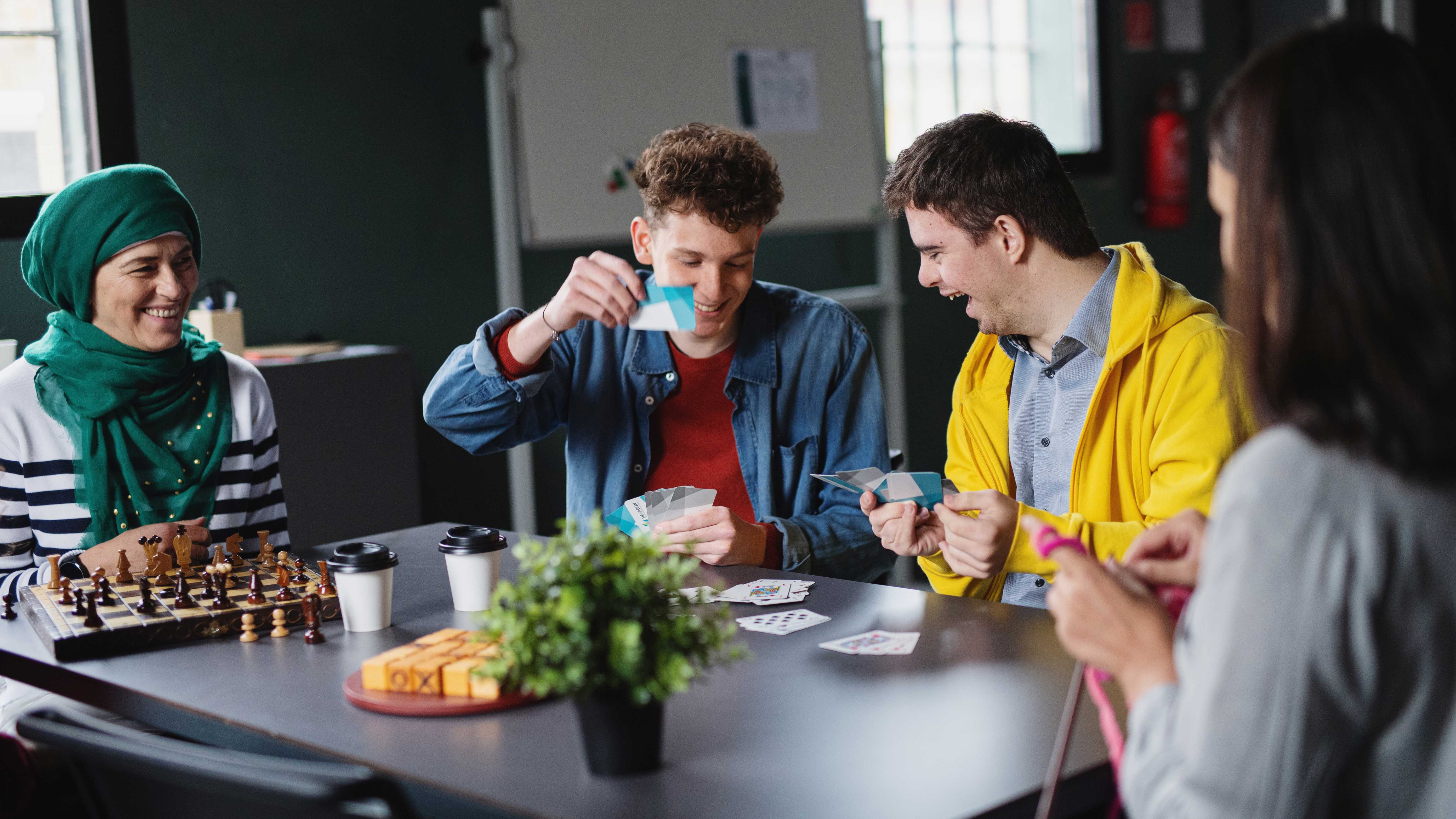 Unge mennesker der spiller spil