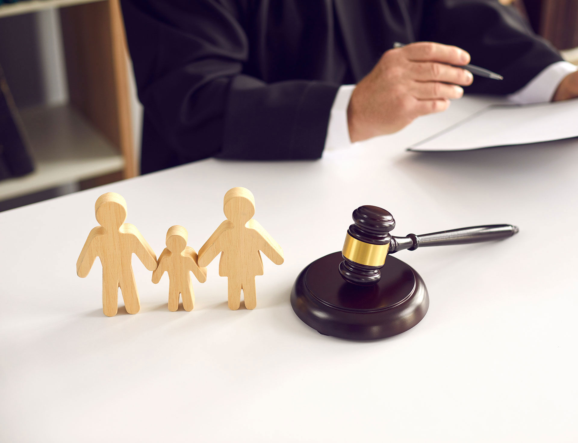 Træfigurer af en familie med en 'lov' hammer ved siden af