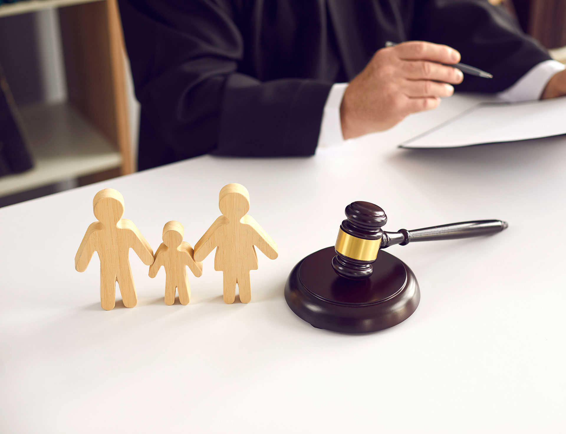 Træfigurer af en familie med en 'lov' hammer ved siden af