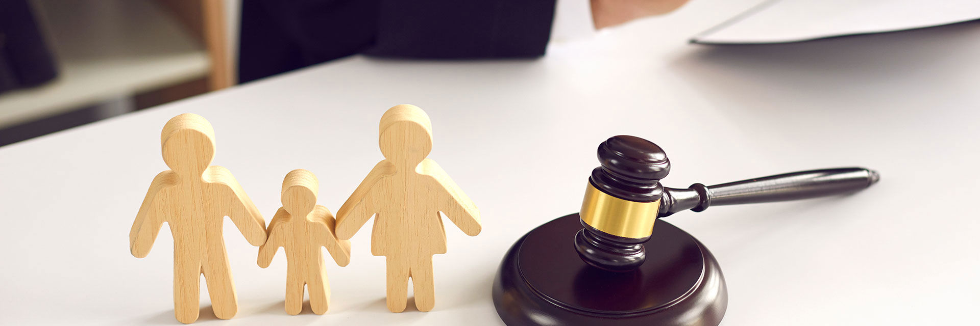 Træfigurer af en familie med en 'lov' hammer ved siden af