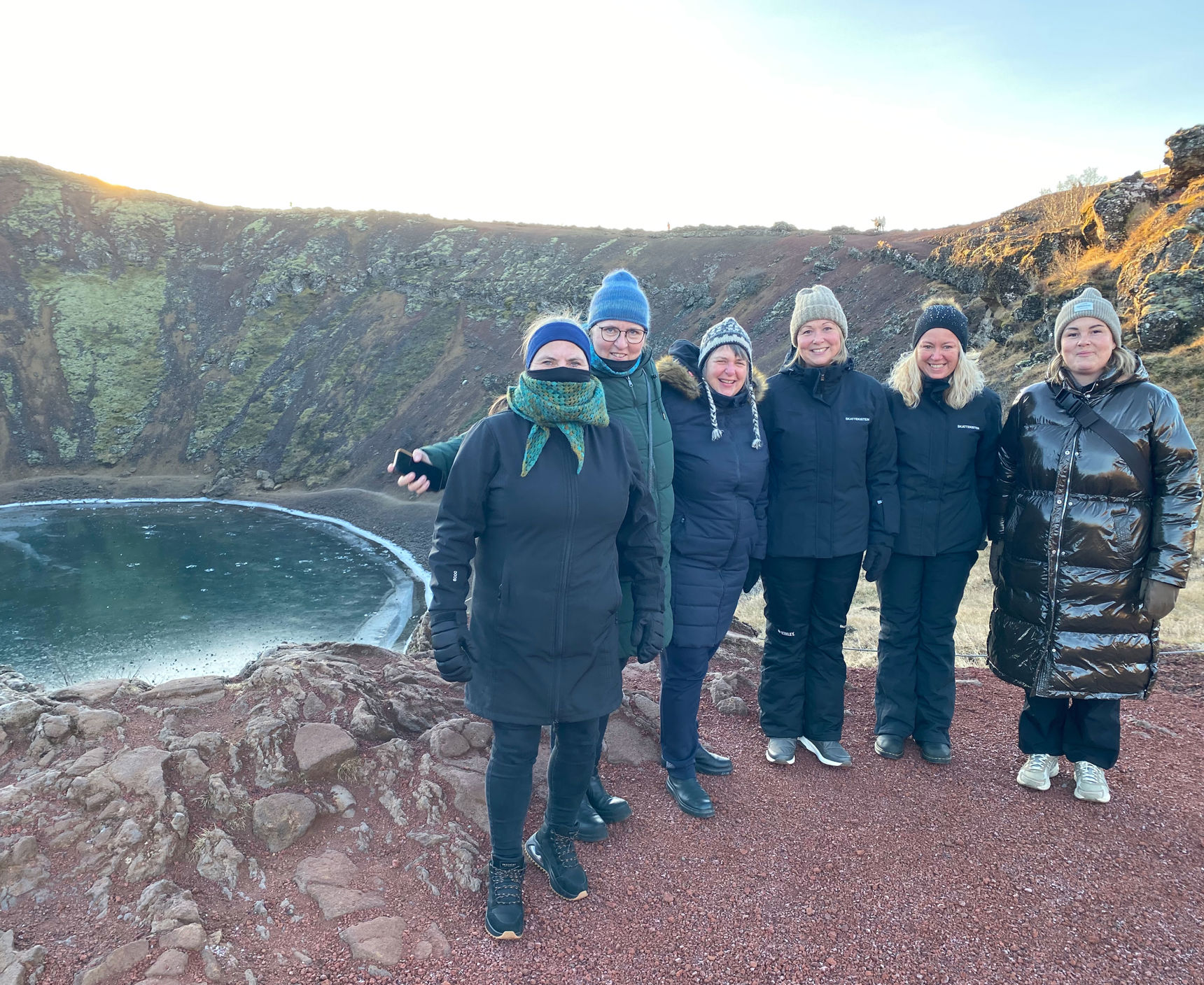Seks daginstitutionsledere i naturen i Island