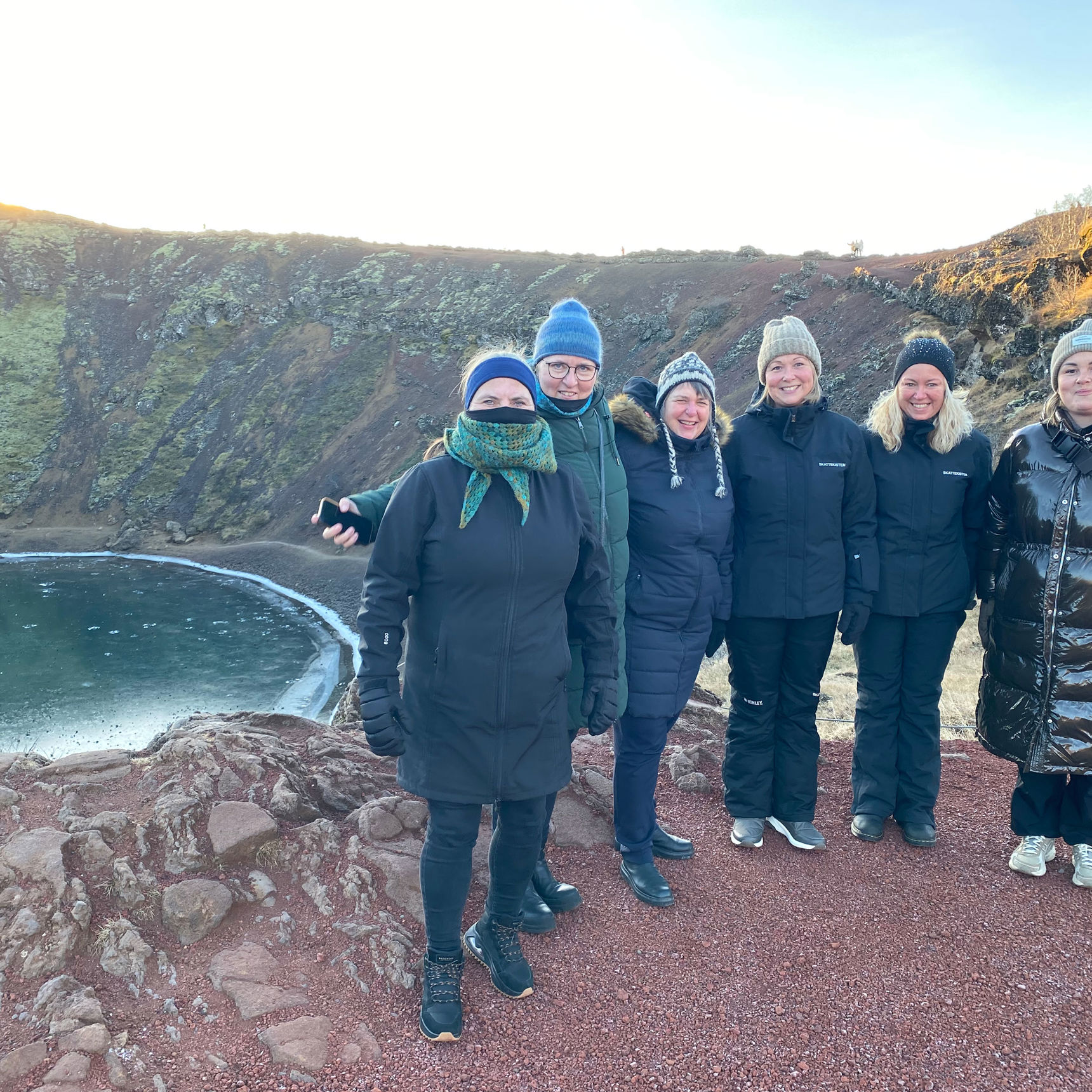 Seks daginstitutionsledere i naturen i Island