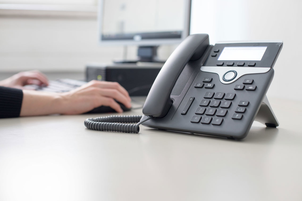 En telefon på et skrivebord