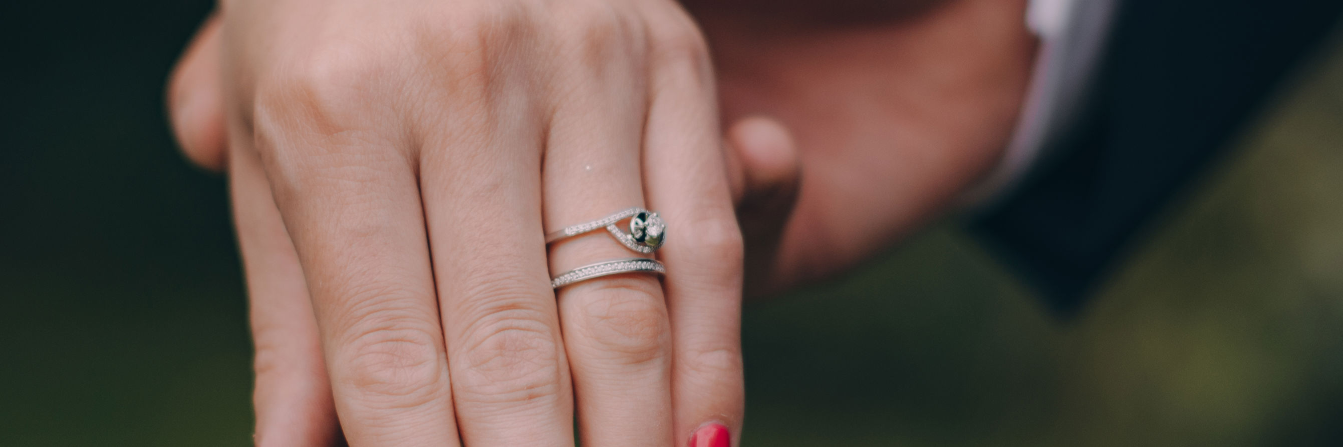 Hånd med vielsesring og røde negle