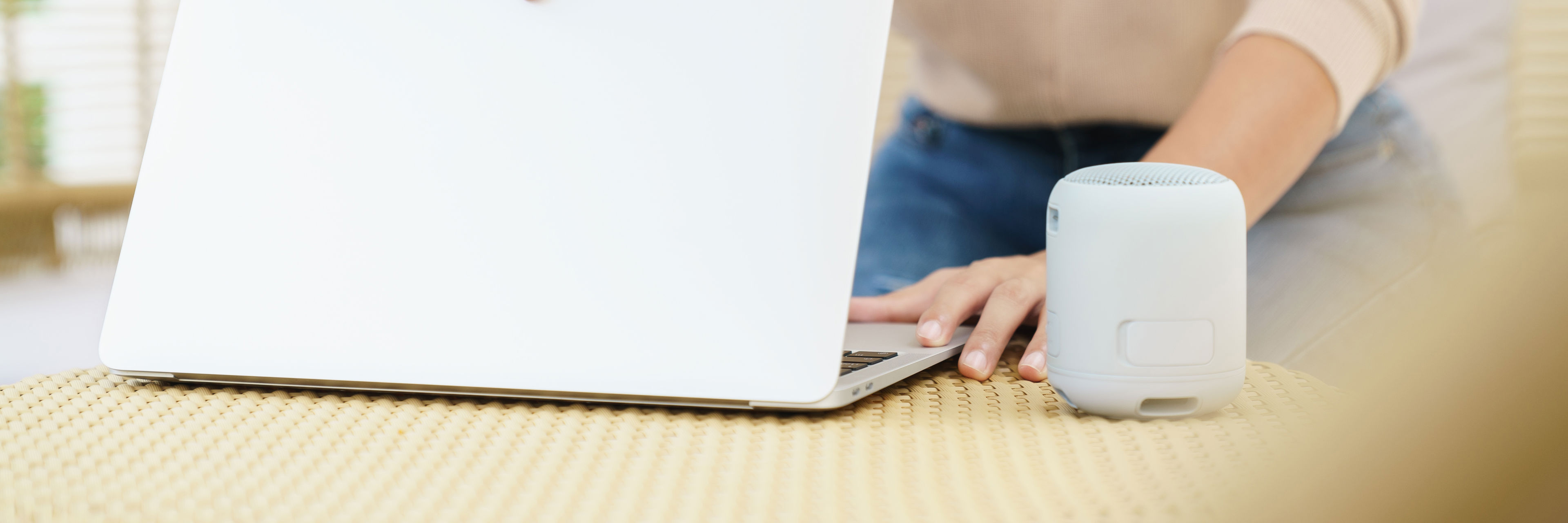 Kvinde med bærbar macbook