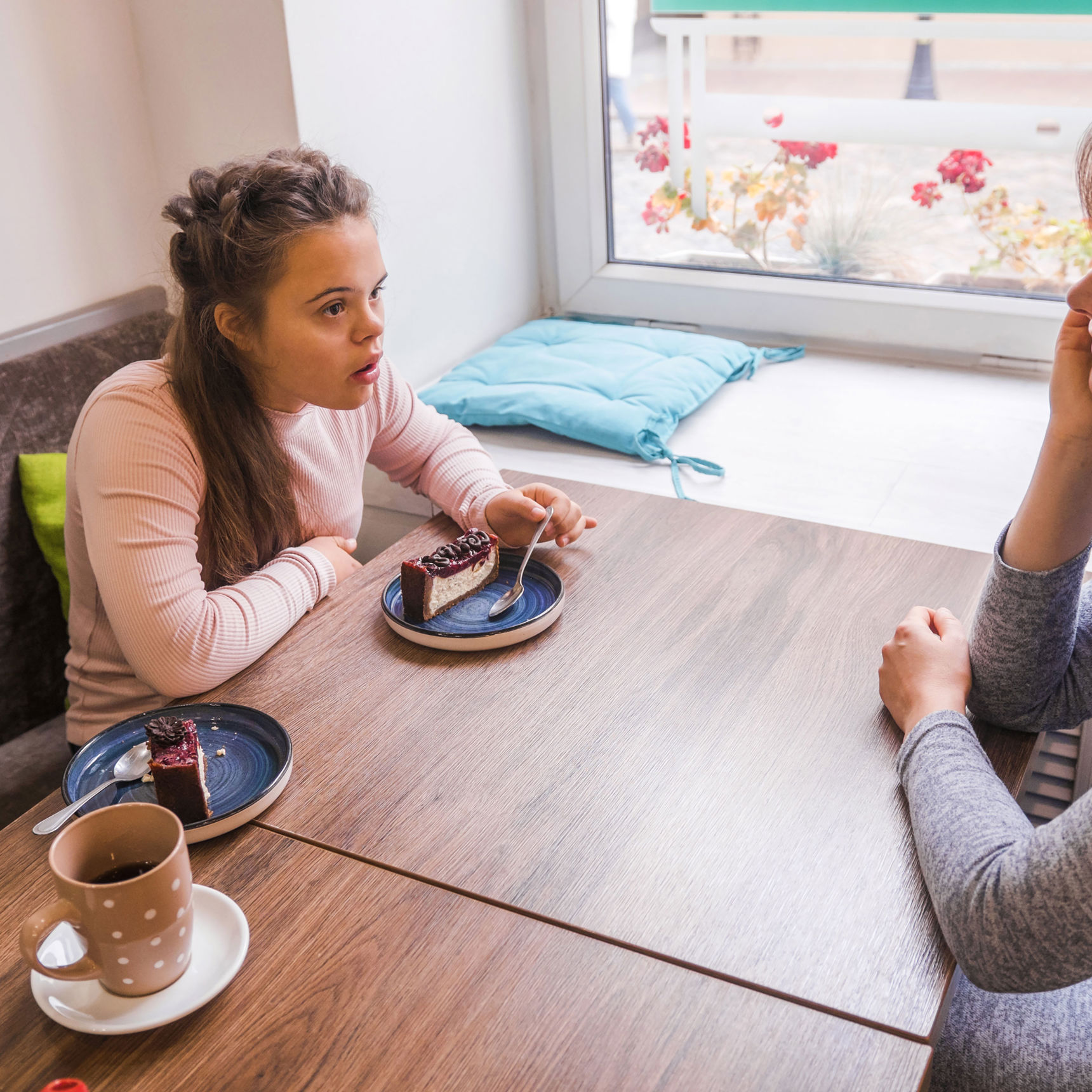 Mor og datter på en cafe