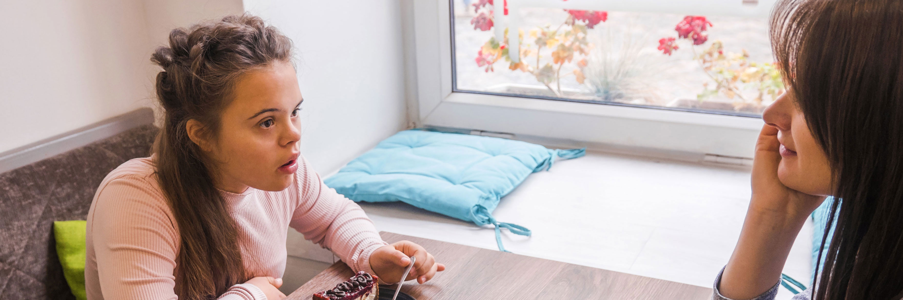 Mor og datter på en cafe