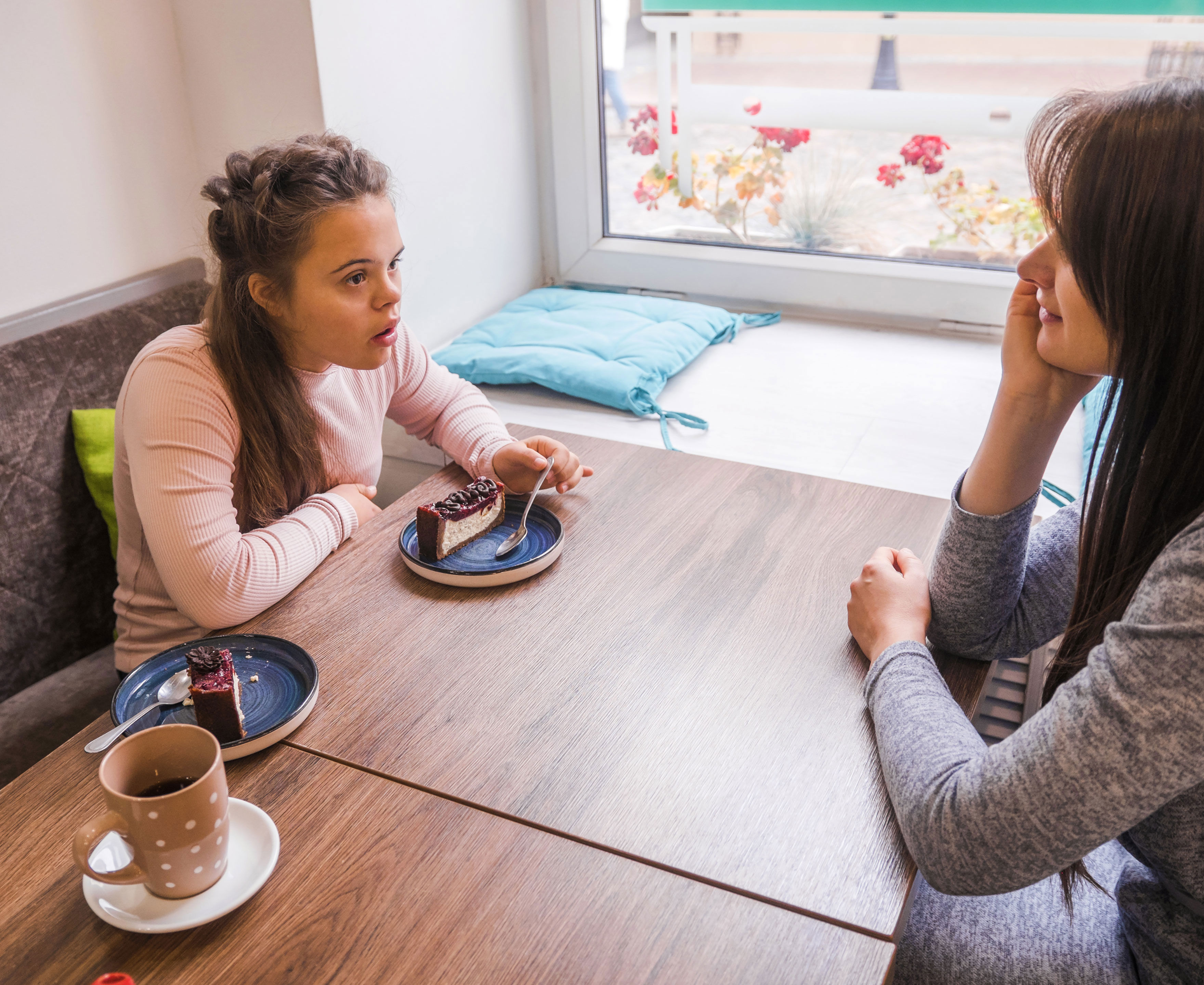Mor og datter på en cafe