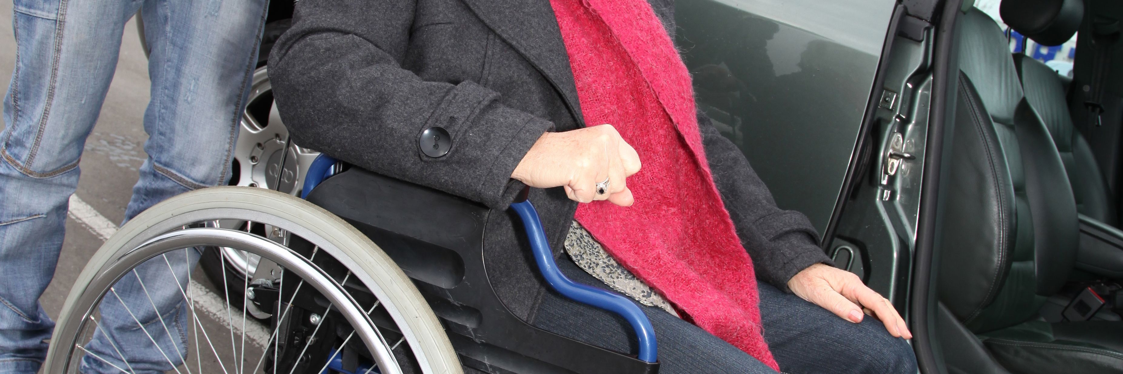 Mand og dame der gør klar til at køre i handicapbil