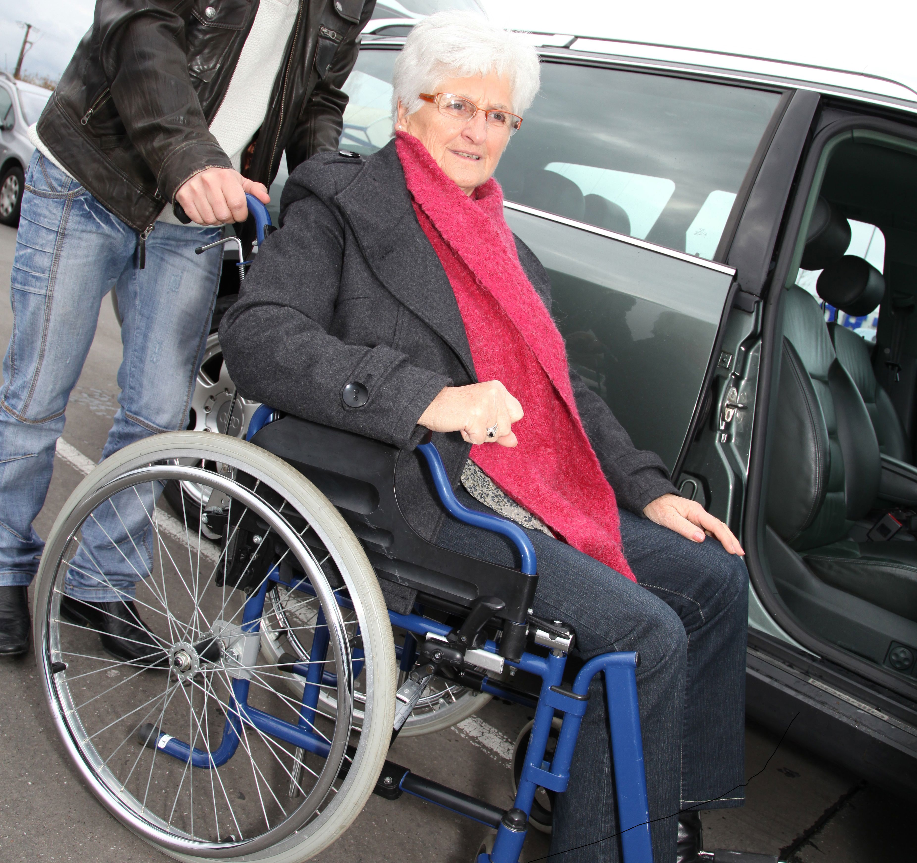 Mand og dame der gør klar til at køre i handicapbil