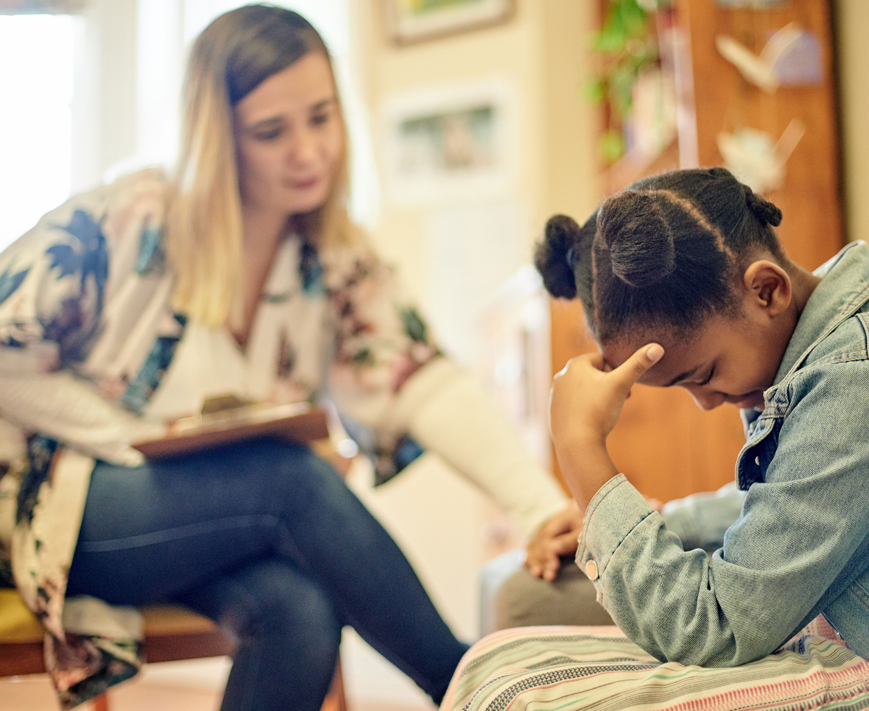 En pige og en dame der taler sammen