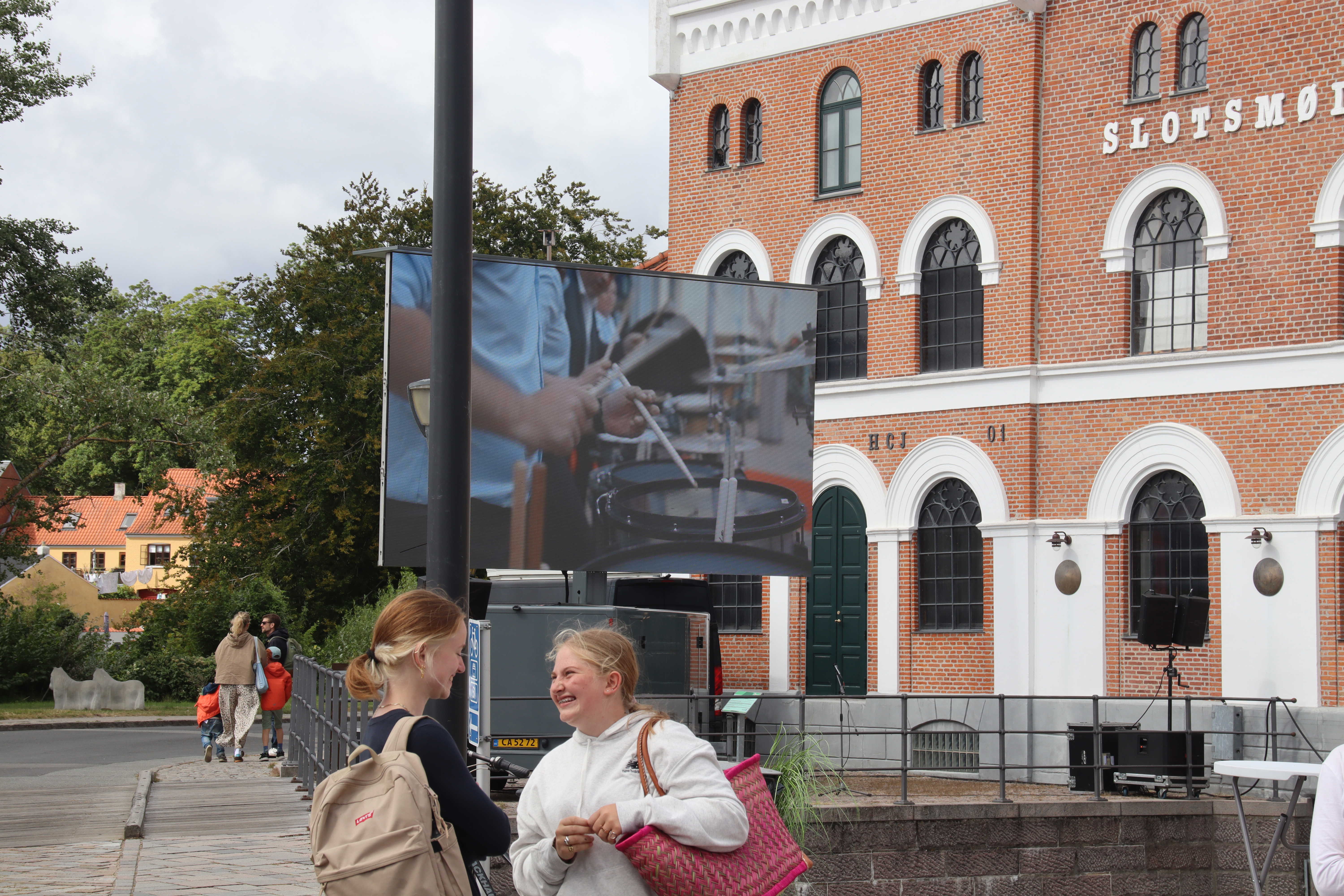 Udenddørs skærm med kortfilm til NYD