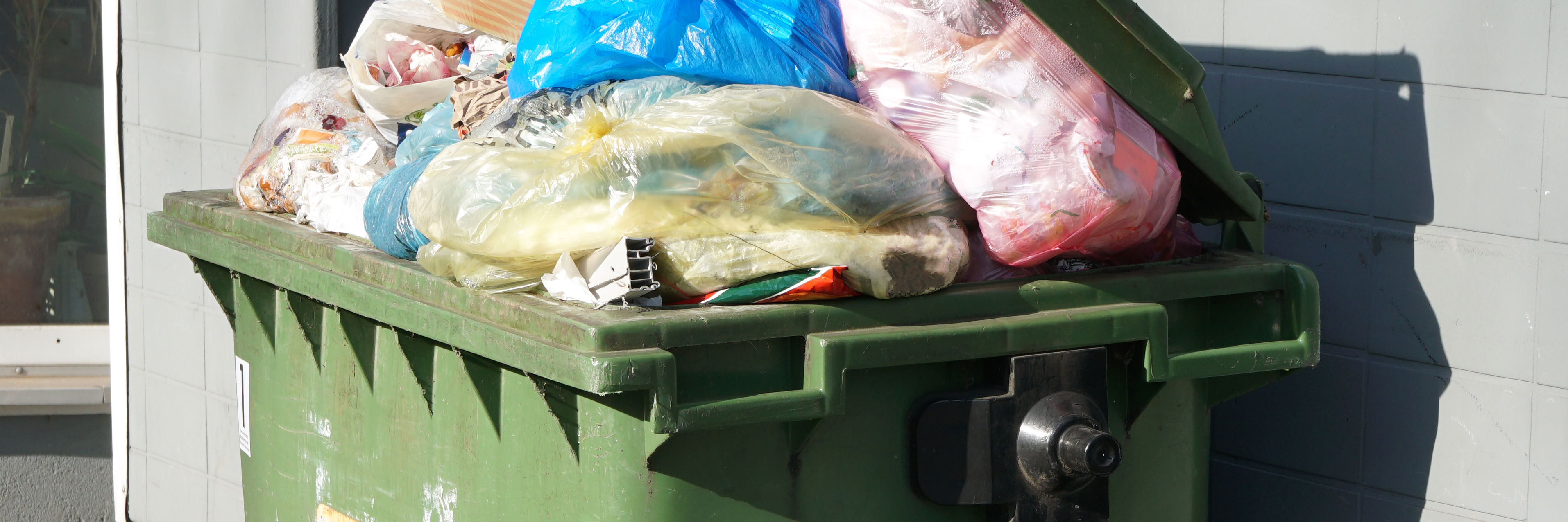 Overfyldt affaldscontainer