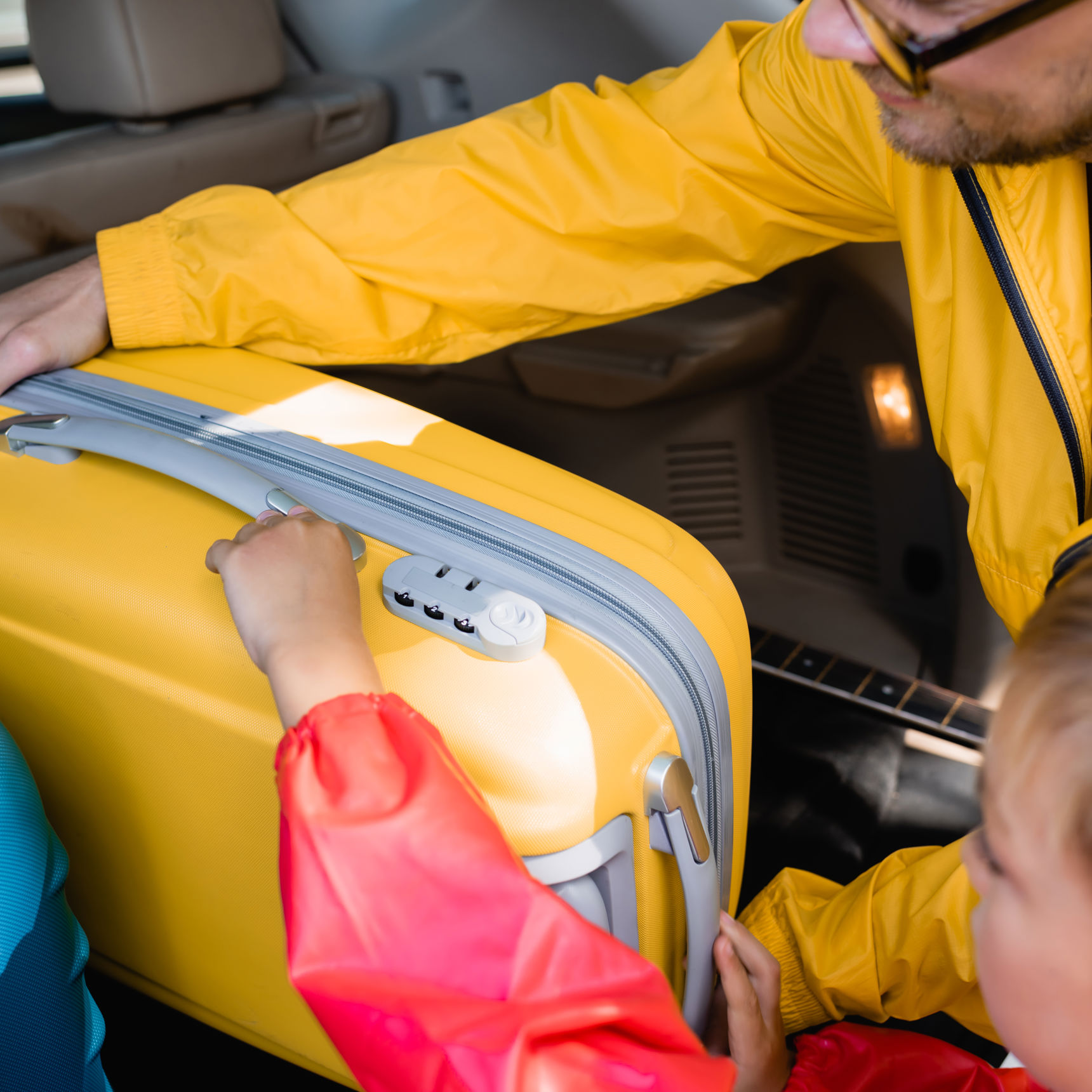 Far og søn med kuffert