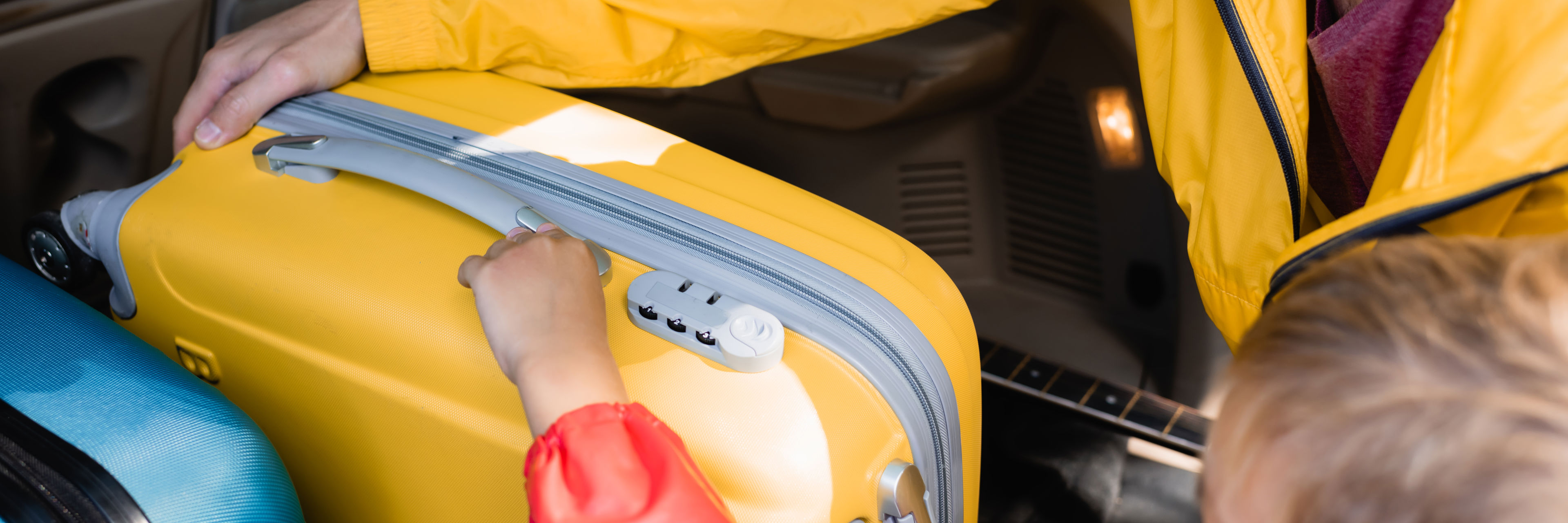 Far og søn med kuffert