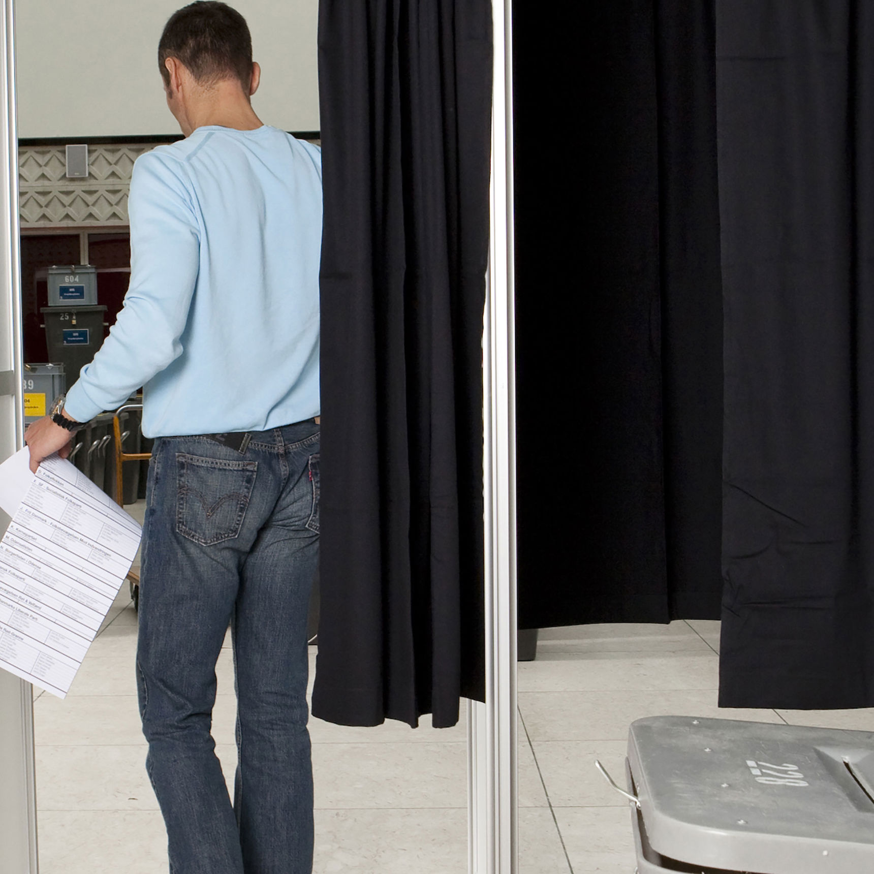 Mand der går ud af en valgboks