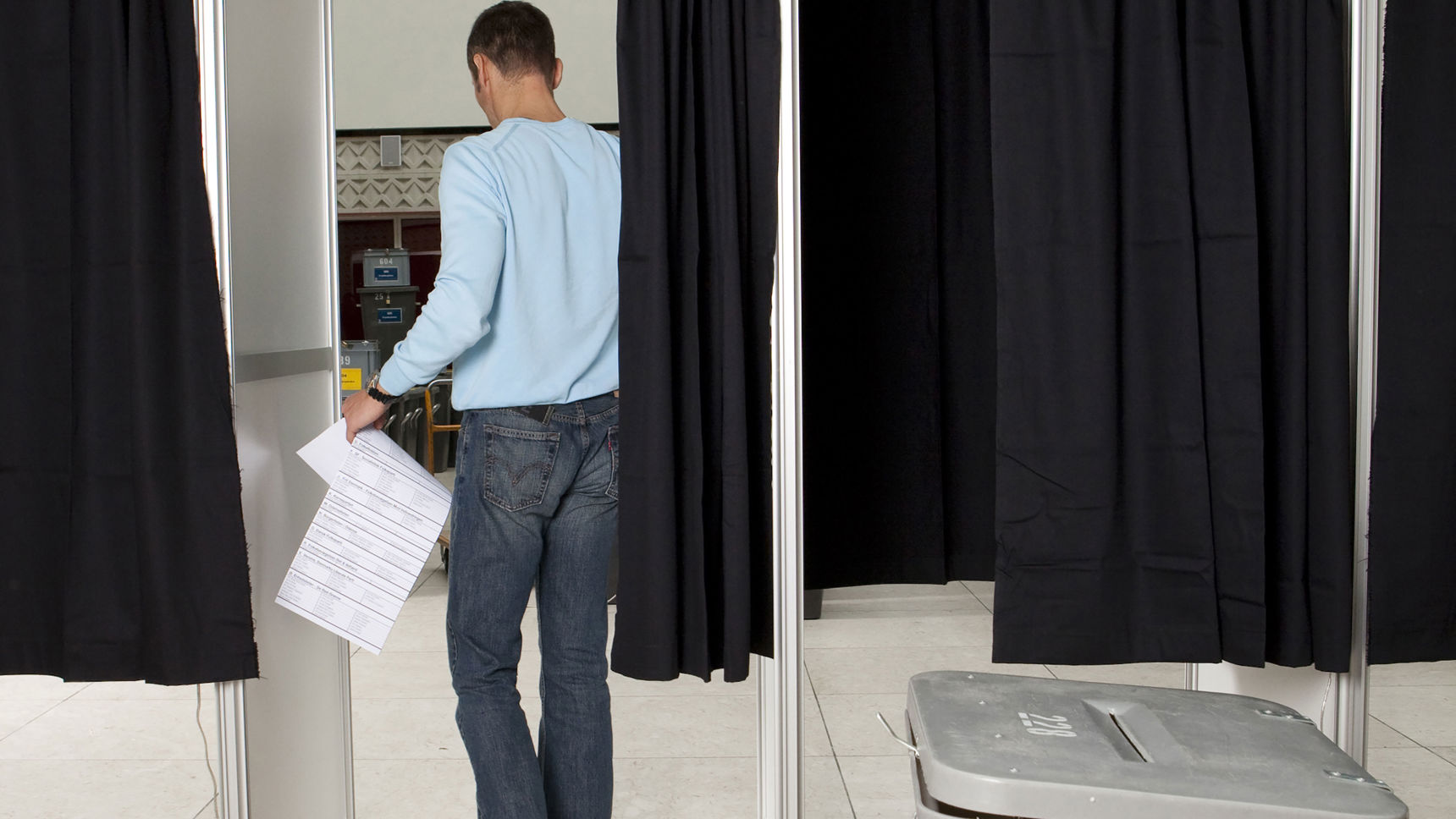 Mand der går ud af en valgboks