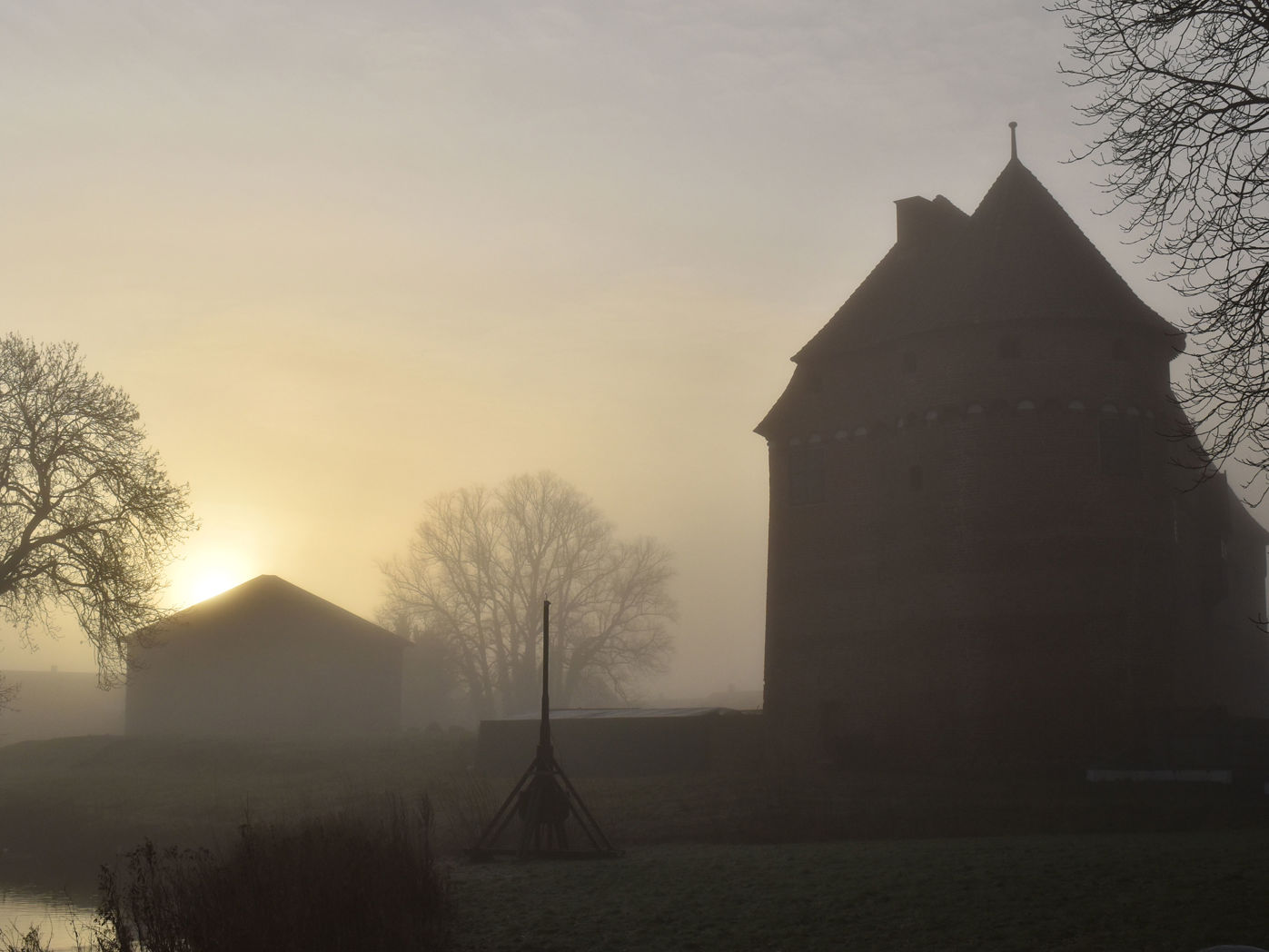 Nyborg Slot i tusmørke og tåge