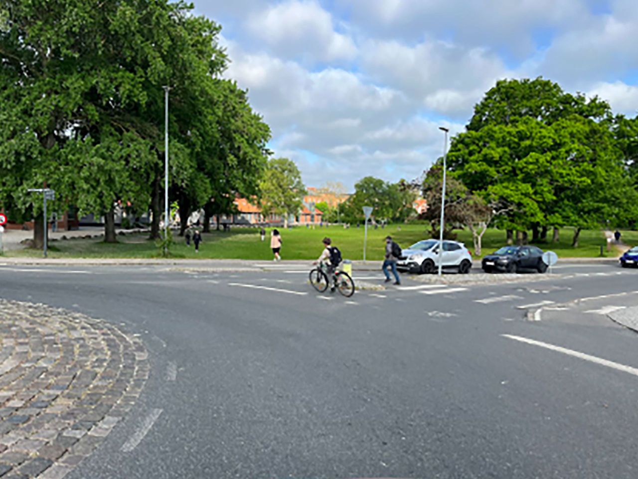 Rundkørsel i Nyborg med biler og cyklister