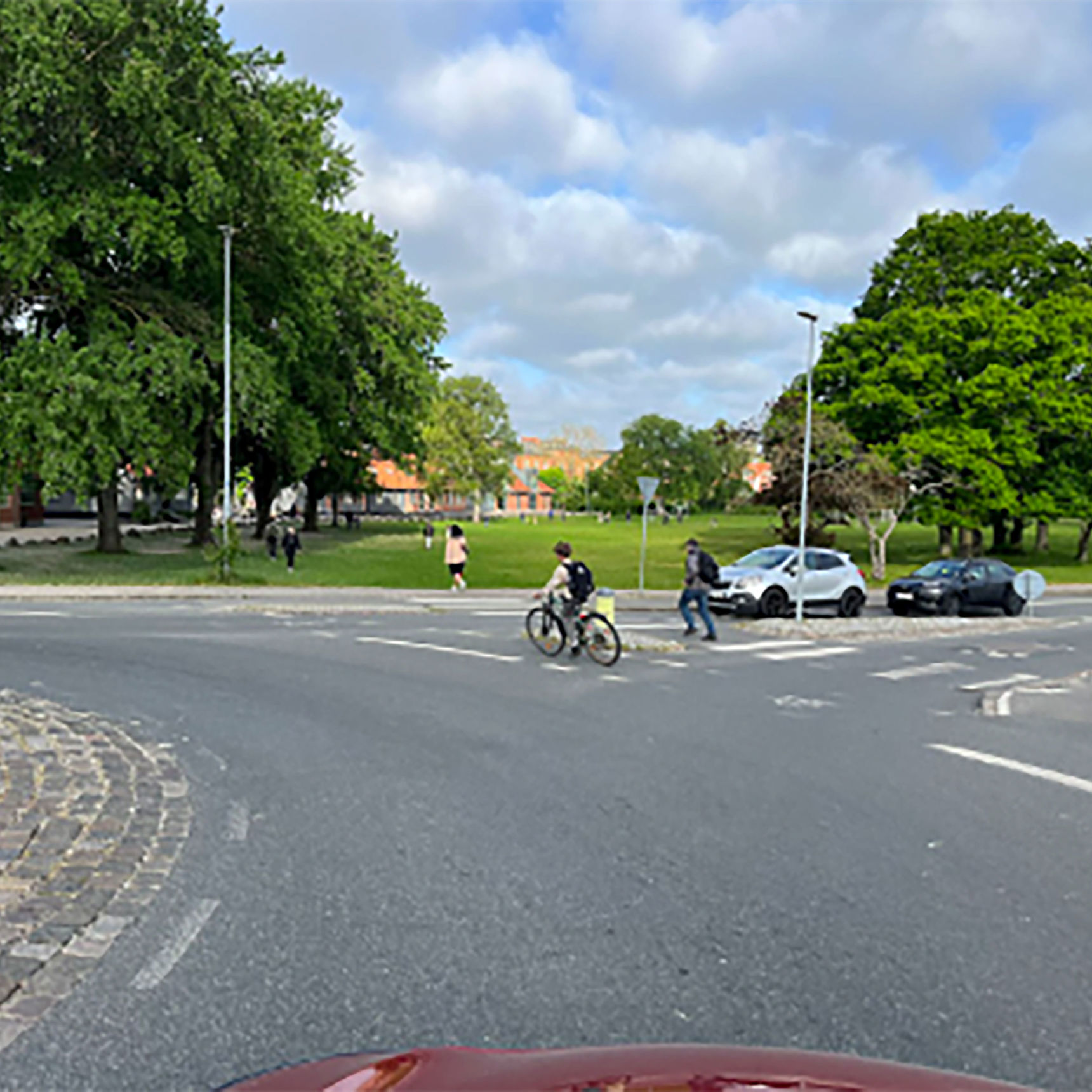 Rundkørsel i Nyborg med biler og cyklister