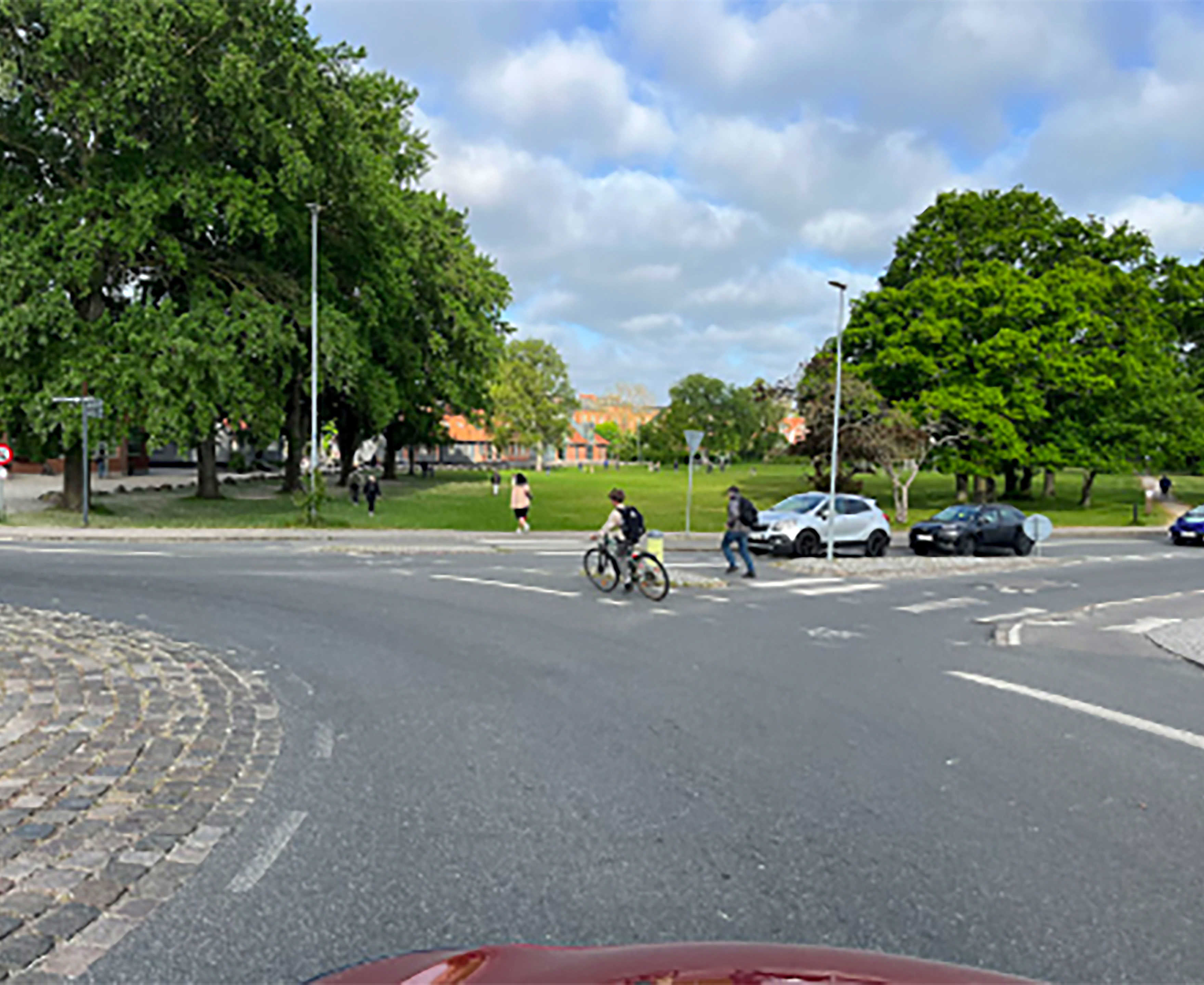 Rundkørsel i Nyborg med biler og cyklister