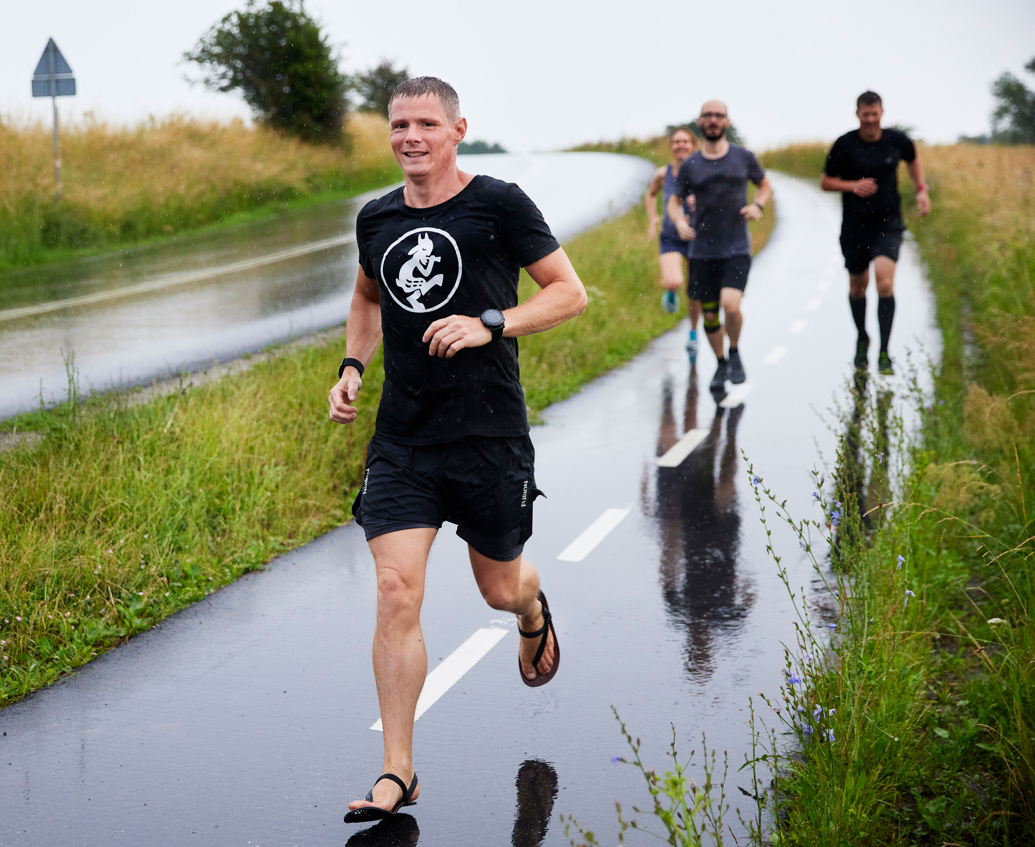 En folk mennesker der løber i naturen
