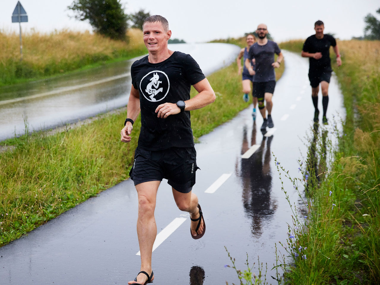 En folk mennesker der løber i naturen