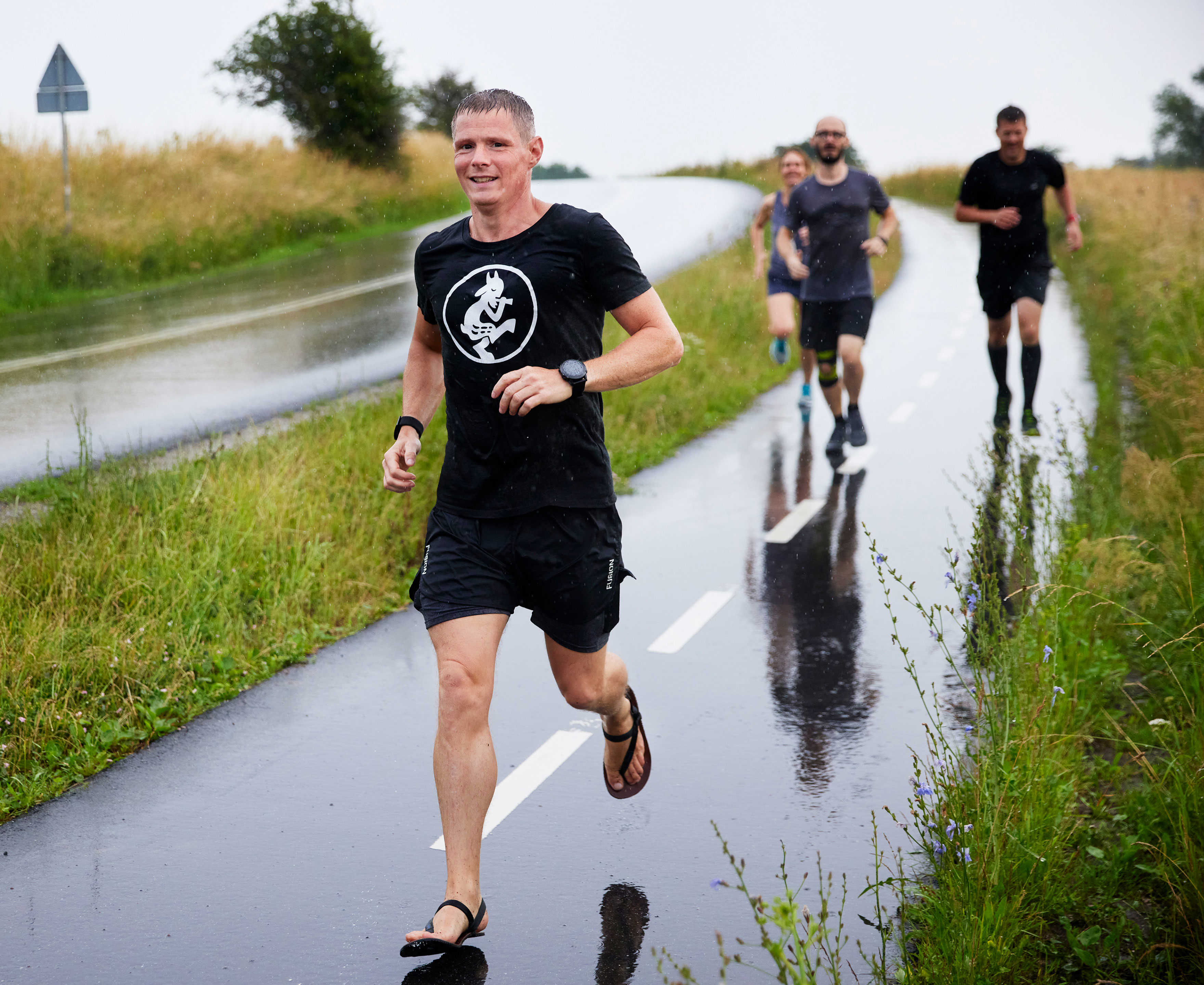En folk mennesker der løber i naturen