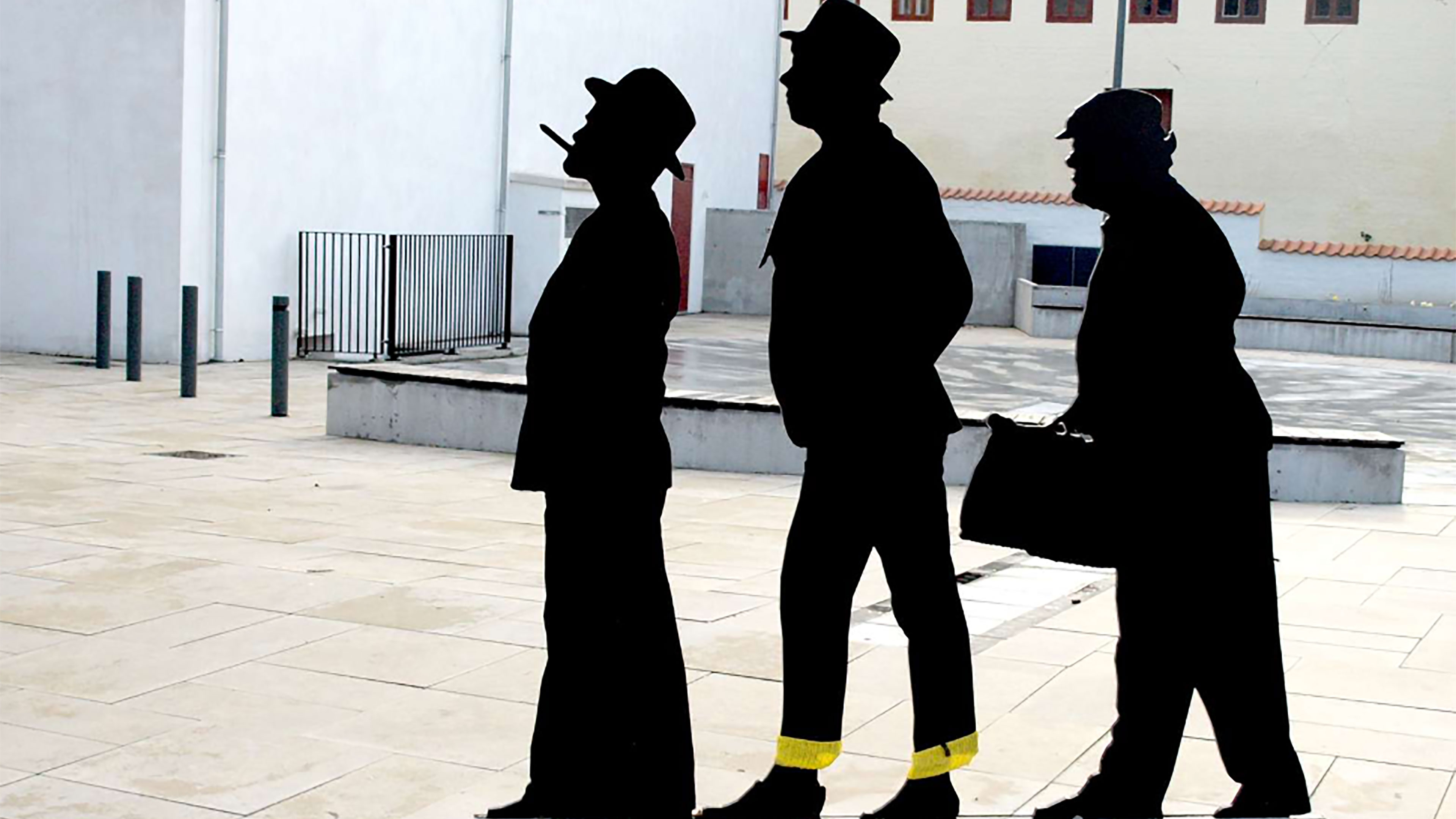 Silluet af Olsenbanden der står på Erik Ballings Plads i Nyborg