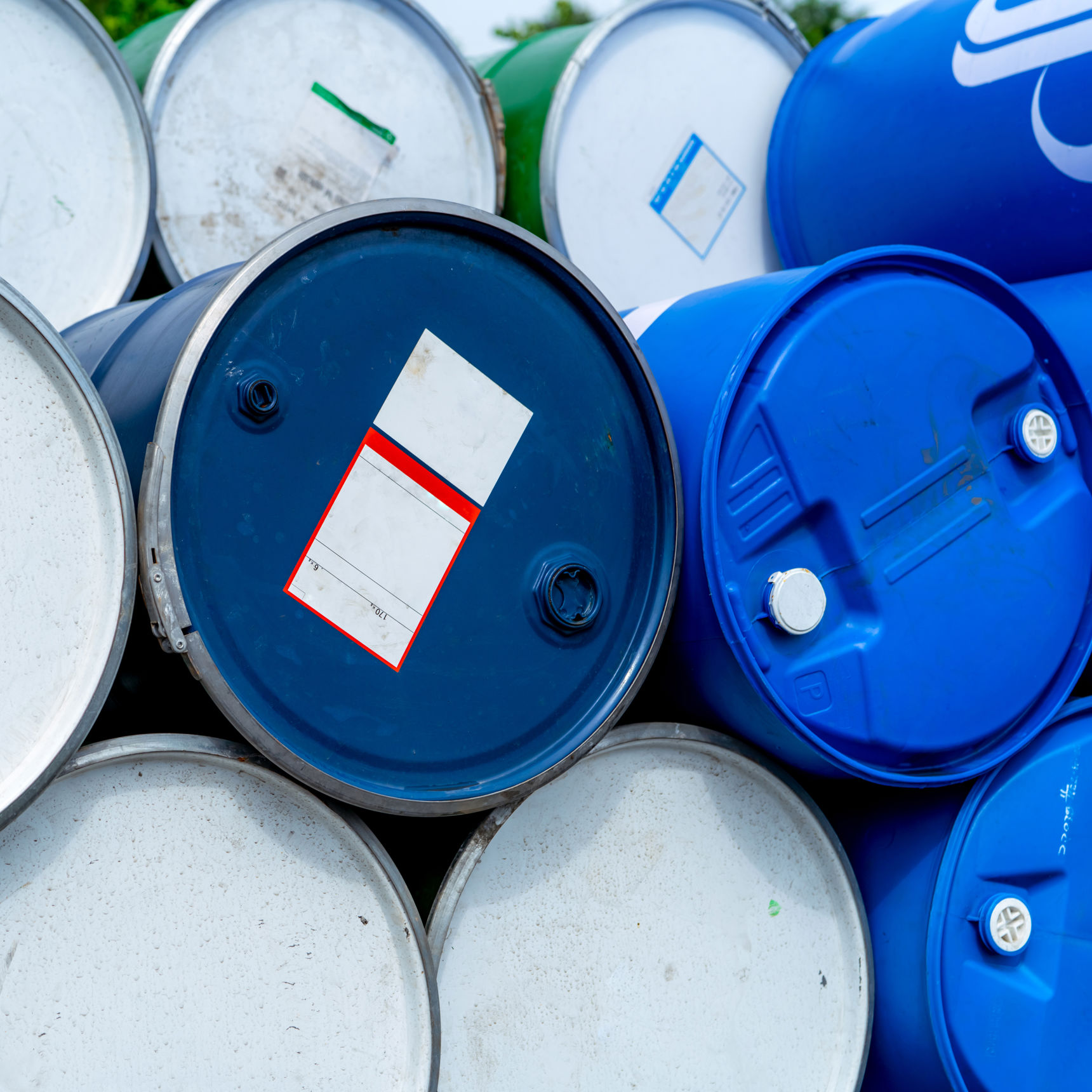 Liggende olietønder i en stor stak