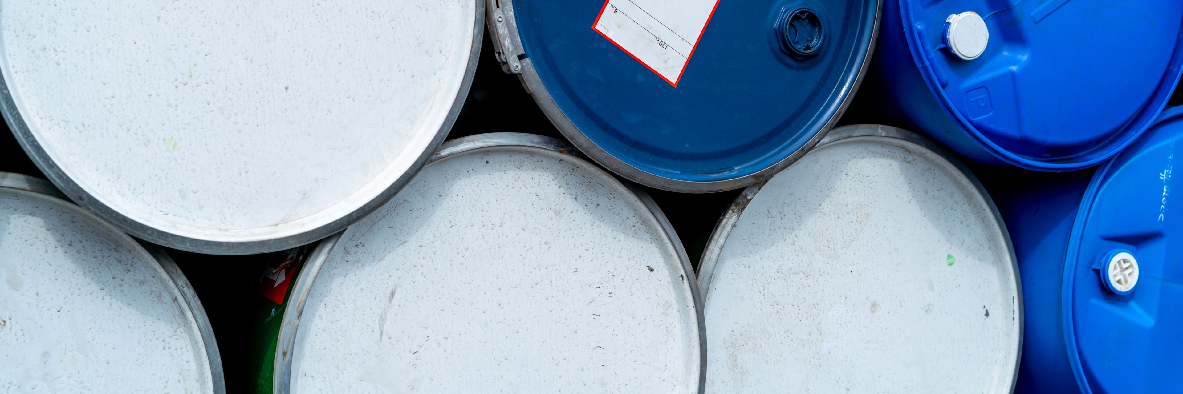 Liggende olietønder i en stor stak