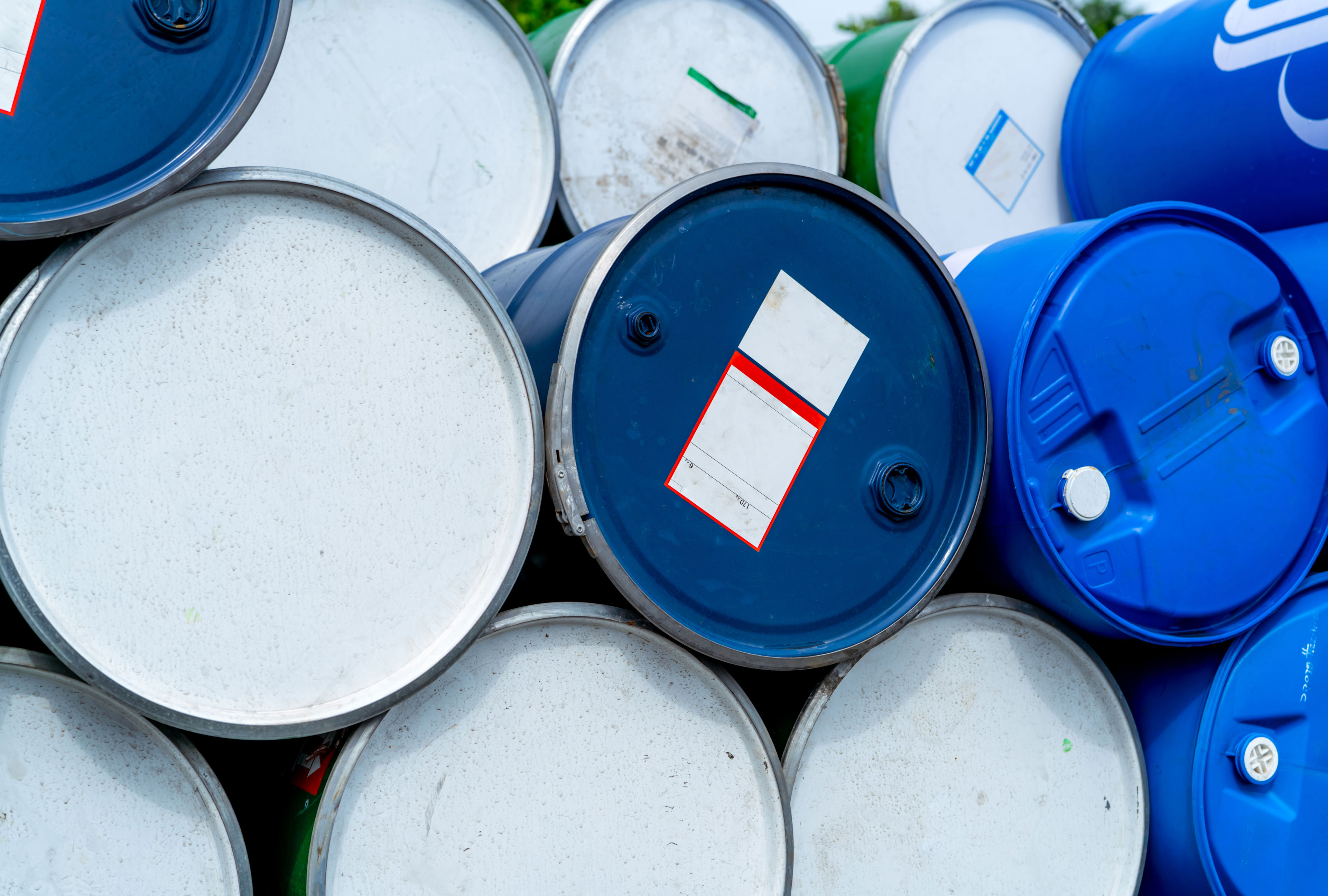 Liggende olietønder i en stor stak