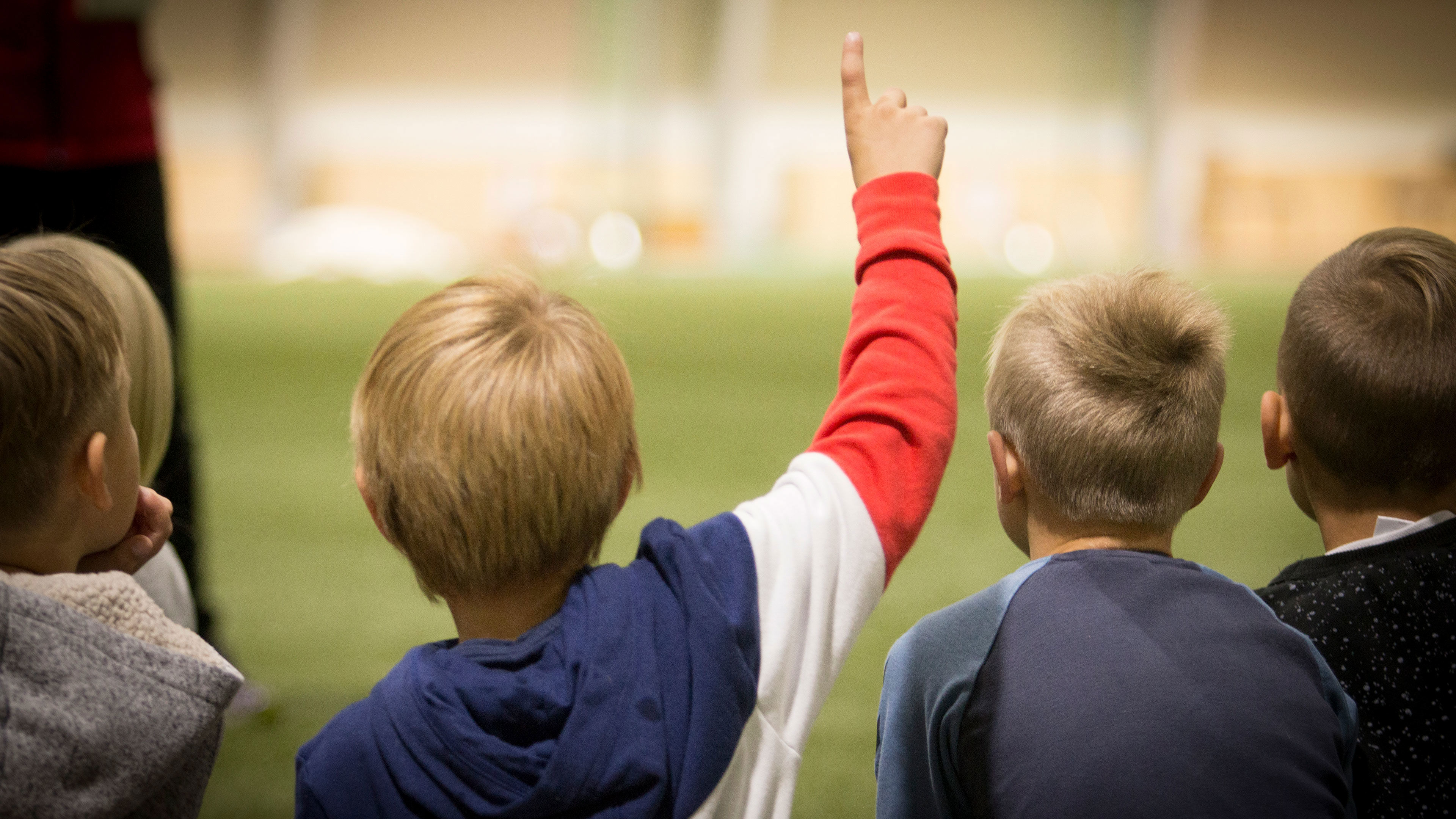 Ryggen af en flok små drenge