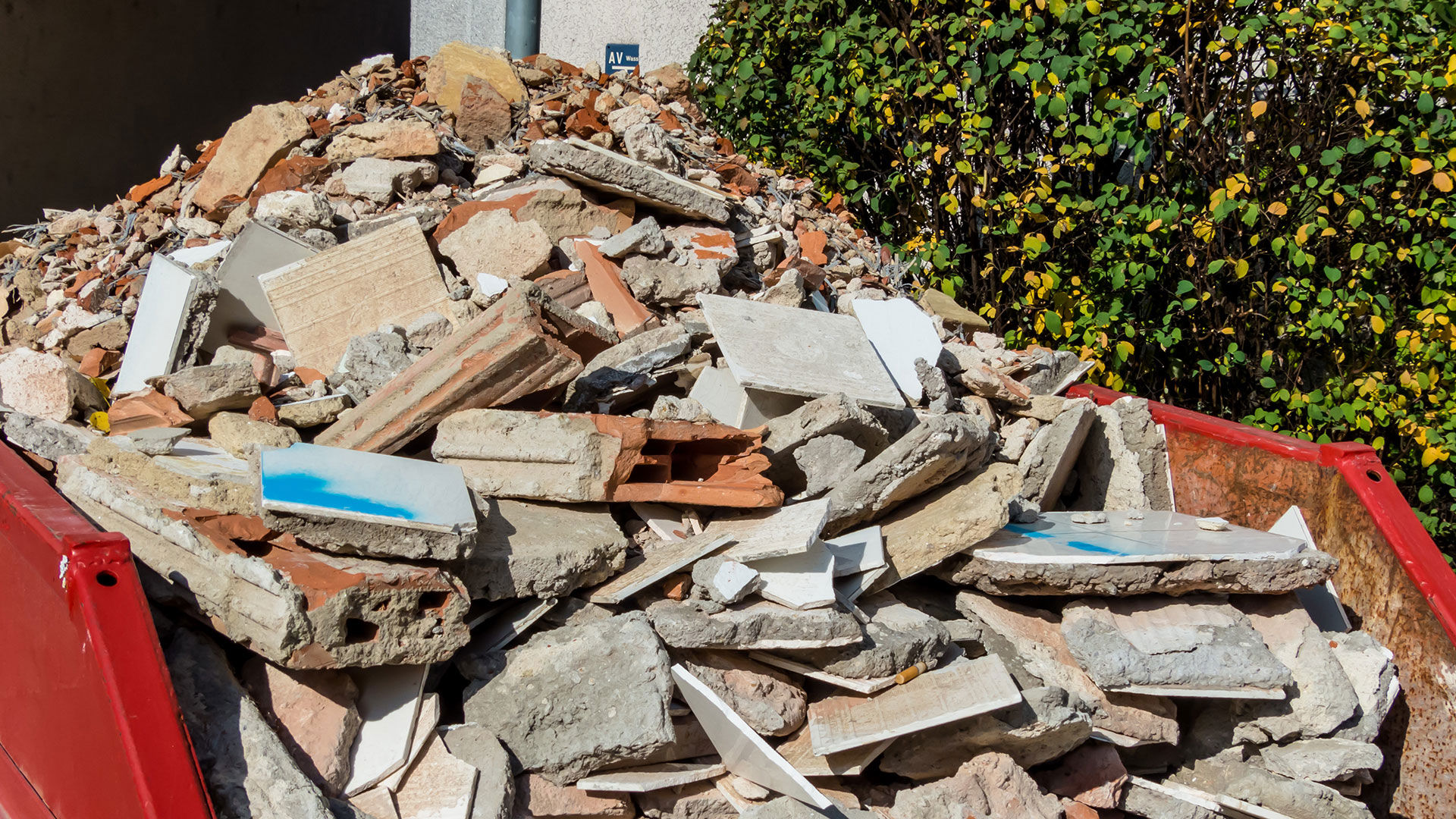 Container med bygningsaffald