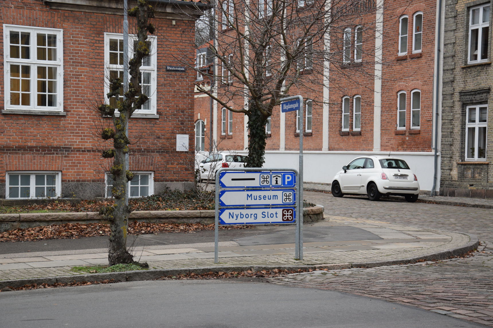 Vejskilt med ordlyden Museum, P og Nyborg Slot