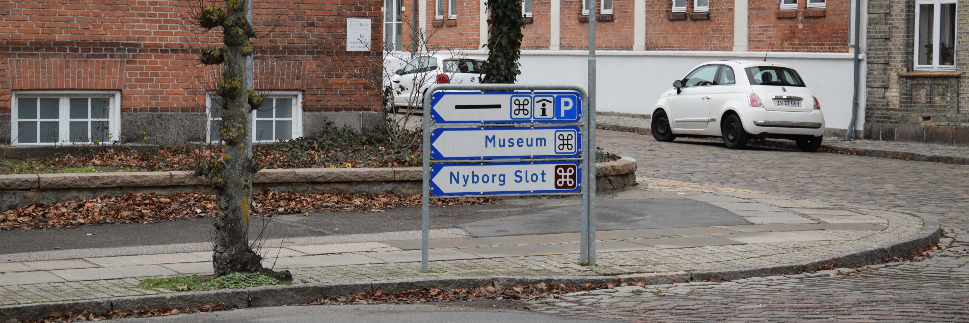 Vejskilt med ordlyden Museum, P og Nyborg Slot
