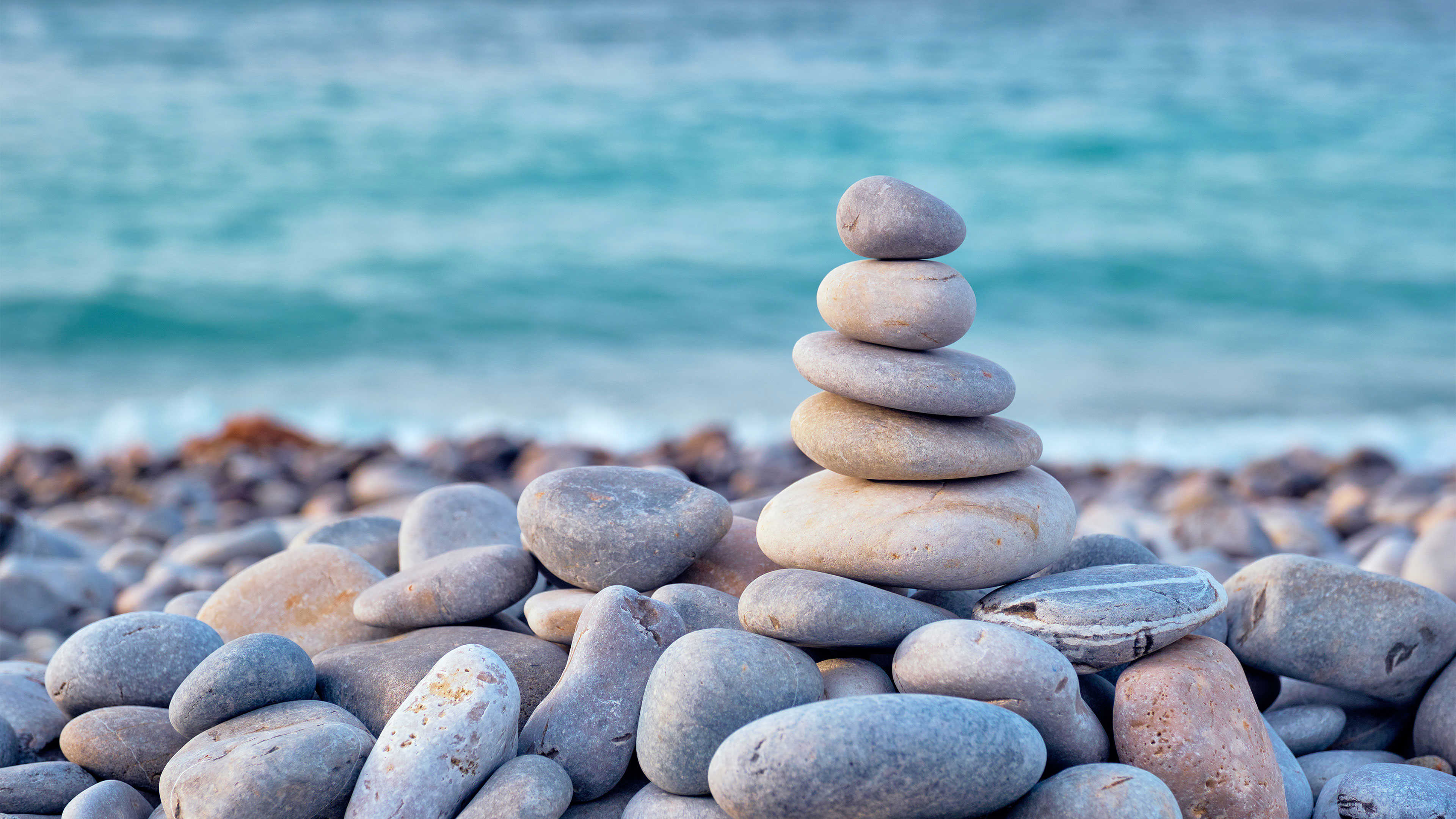 Stabel af sten på stranden