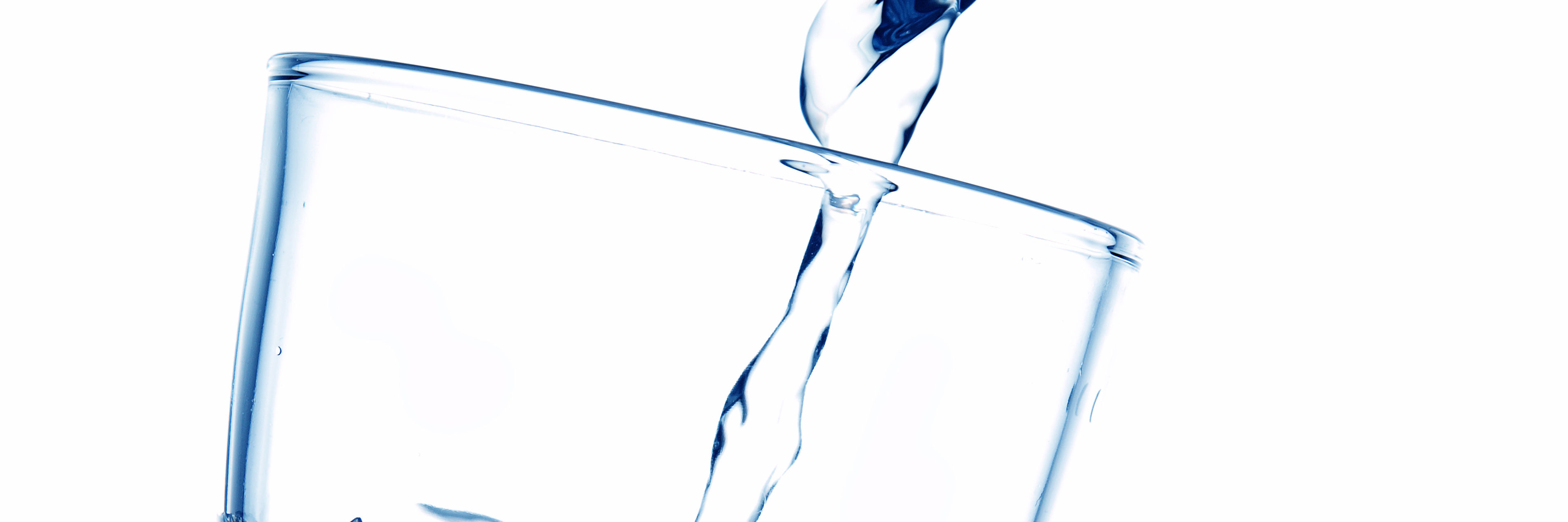Drikkevand der hældes i et glas