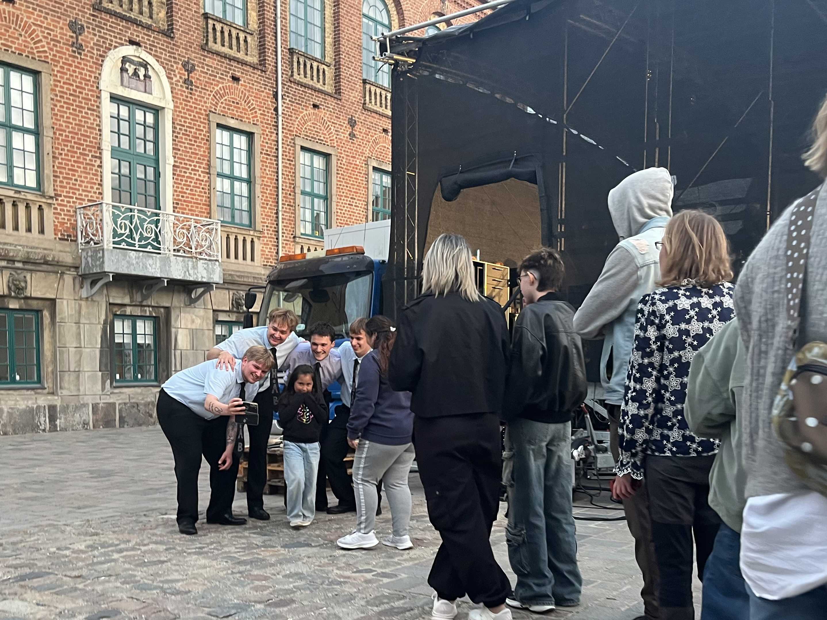 9000 håb tager selfie med fans