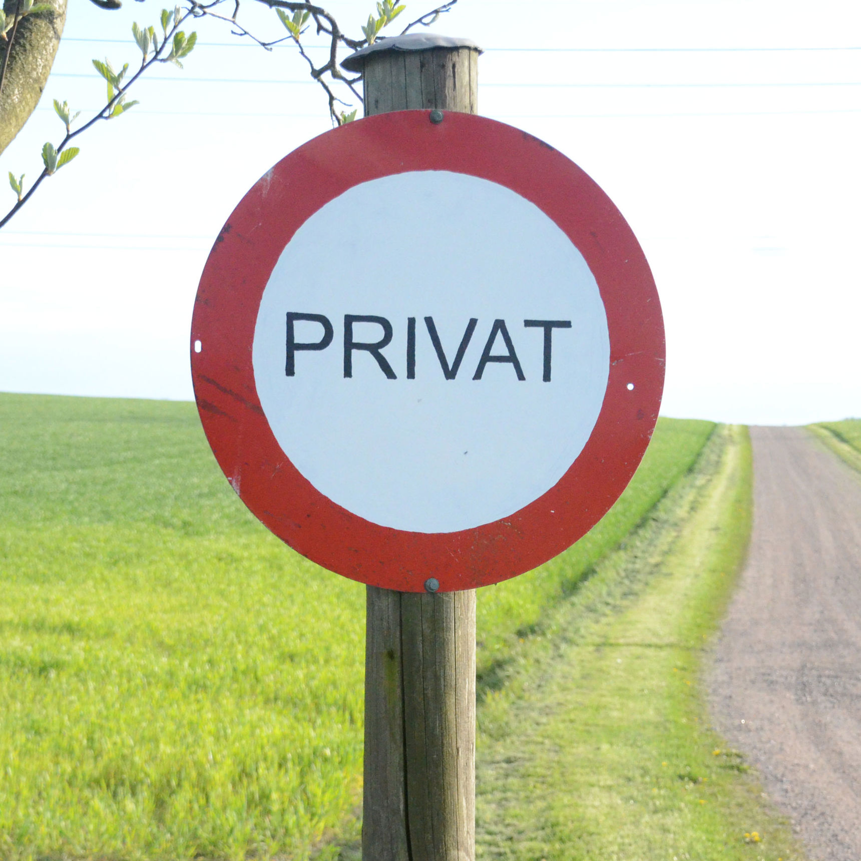 Skilt der henviser til 'Privat vej'