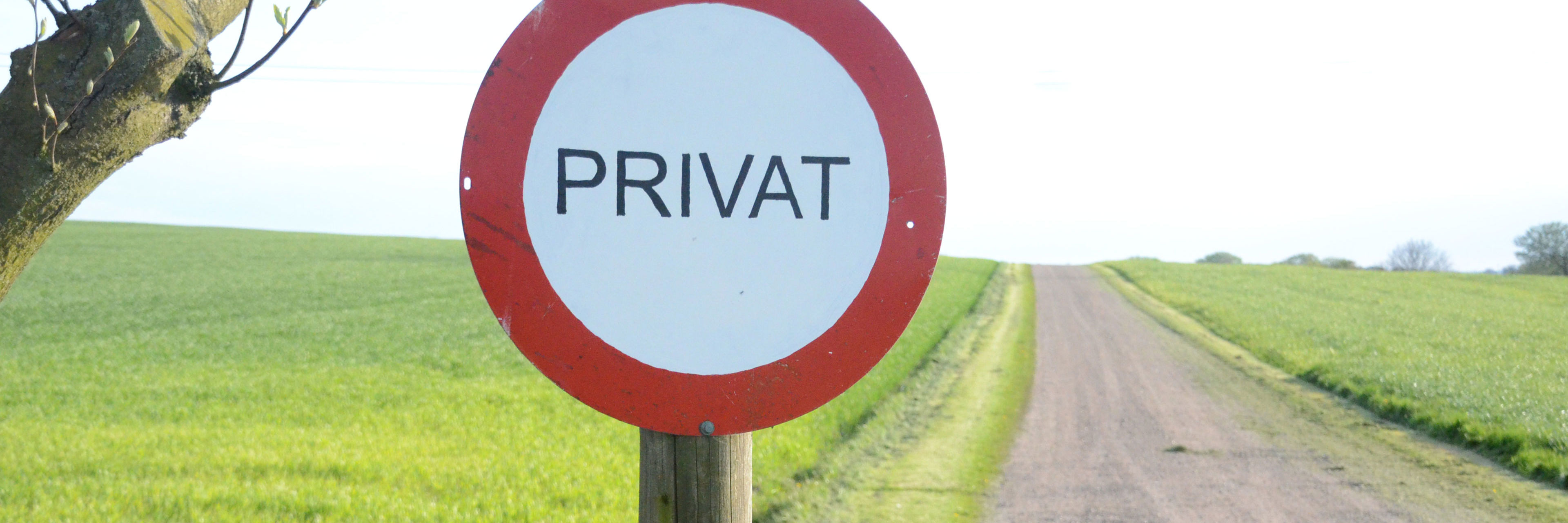Skilt der henviser til 'Privat vej'