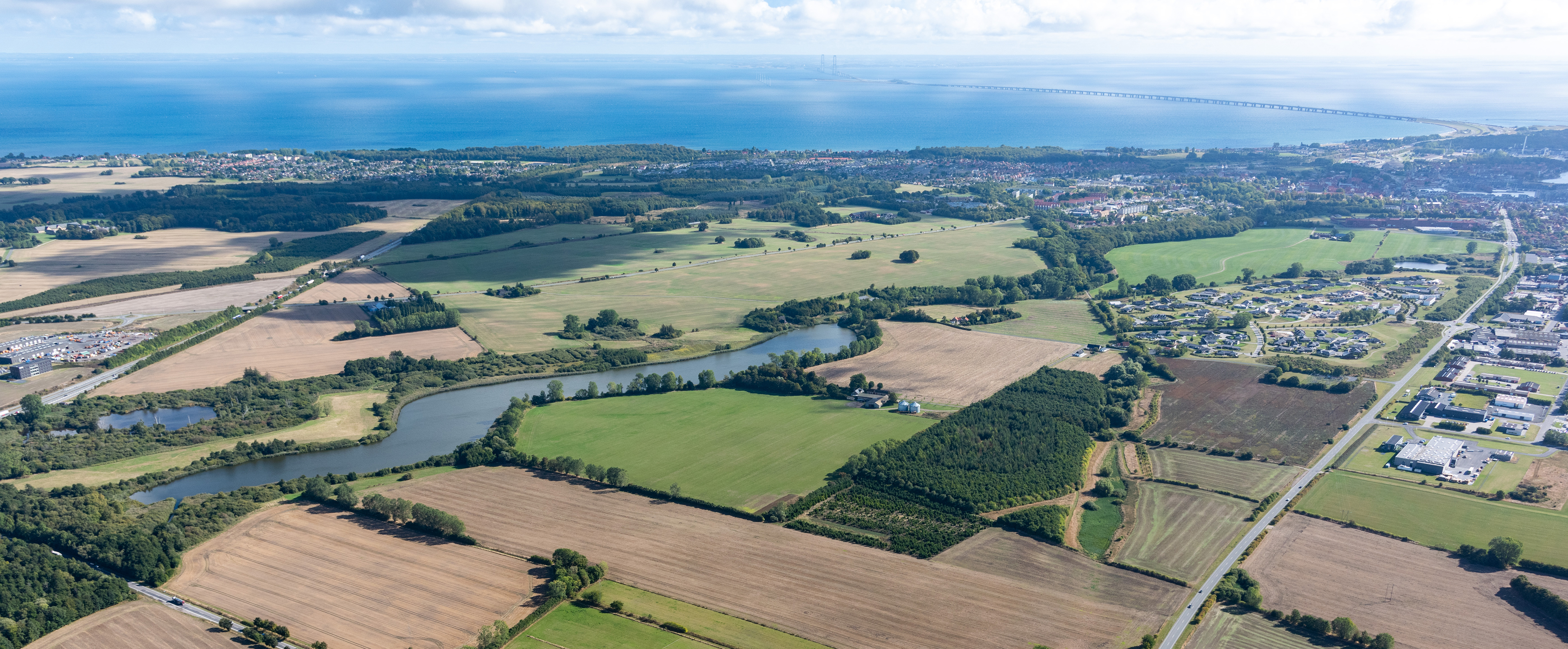 Luftfoto over Nyborg med kig til havet
