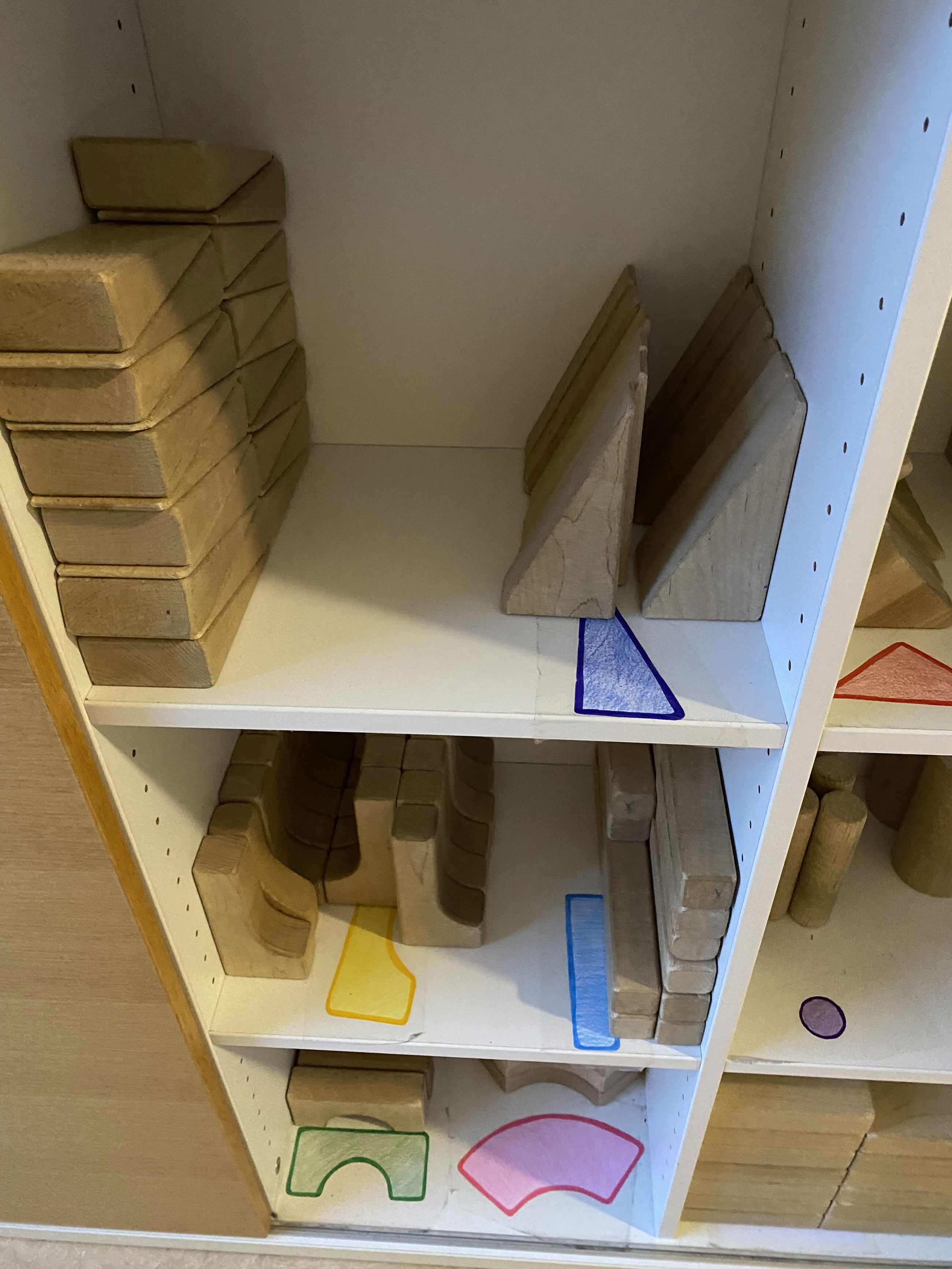 Dørkiler stablet i en reol