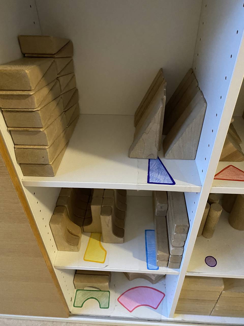 Dørkiler stablet i en reol