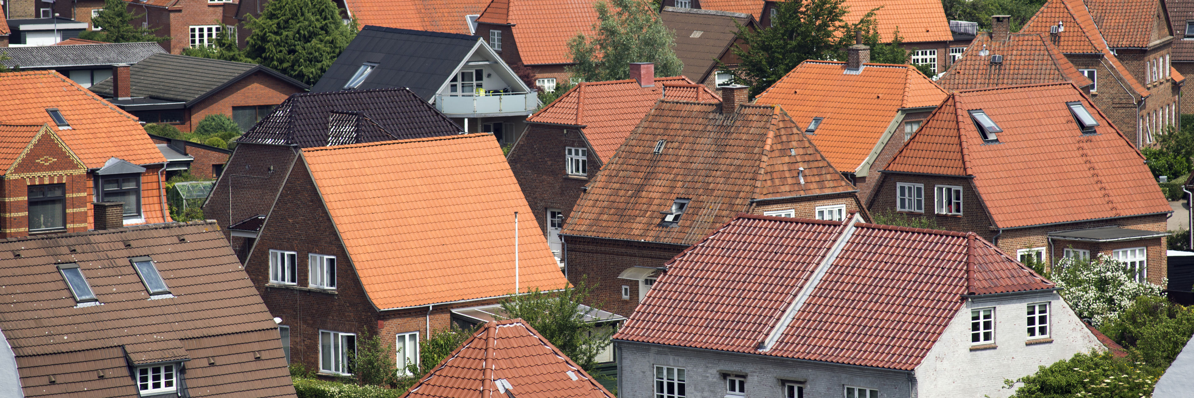 Dronefoto fra et villakvarter