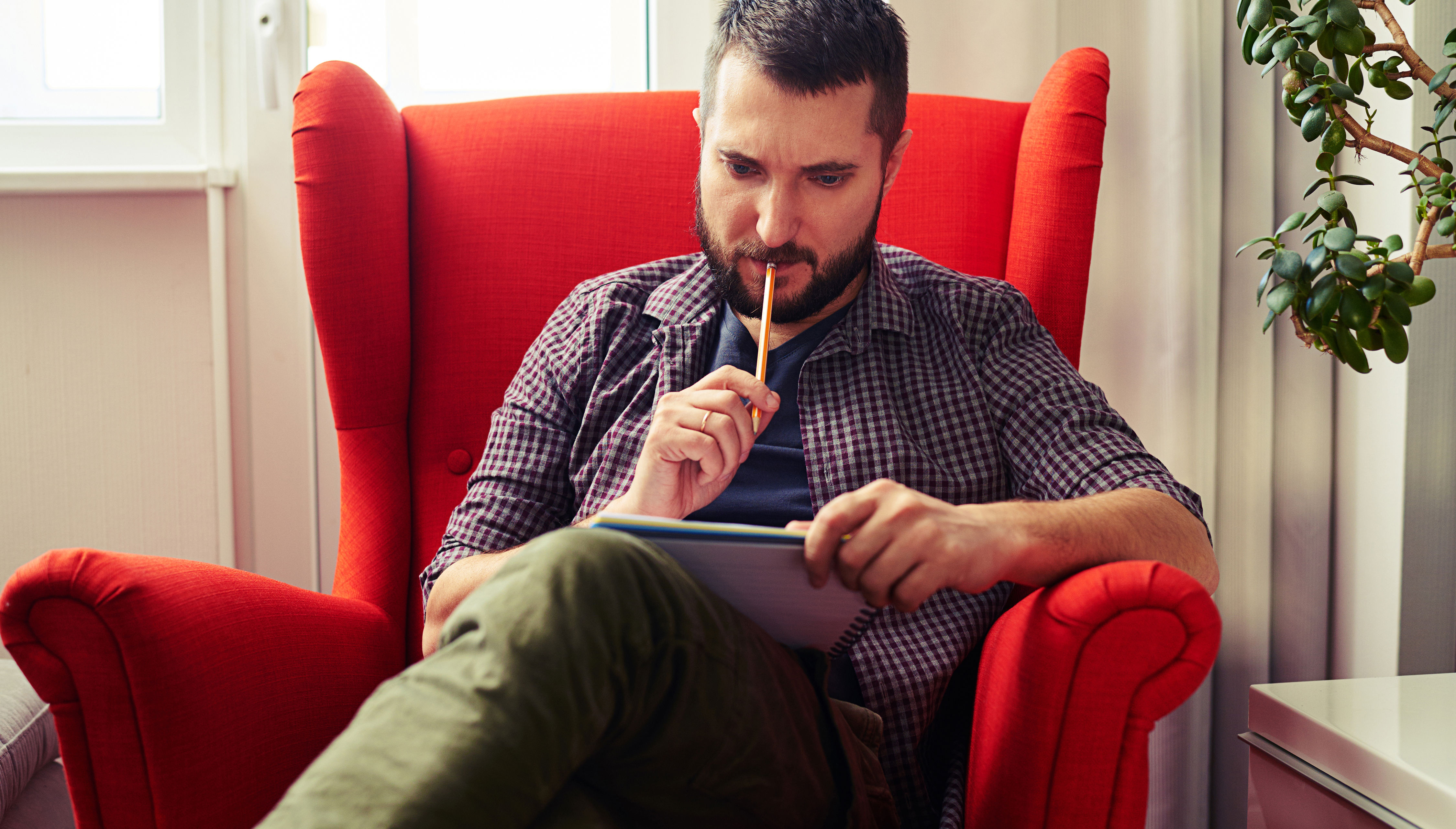 Mand sidder og kigger på en notesblok