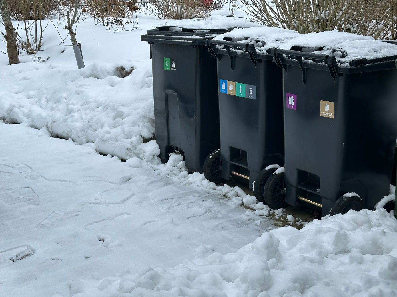 Skraldespande i sneen