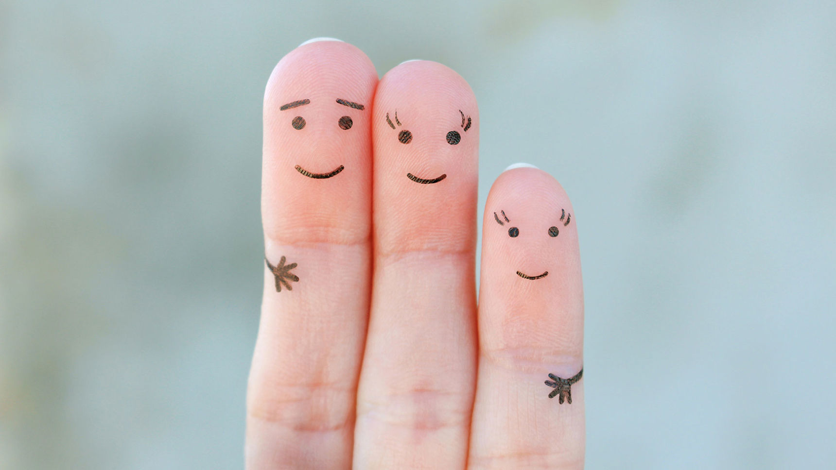 Fingrer der er tegnet ansigter på